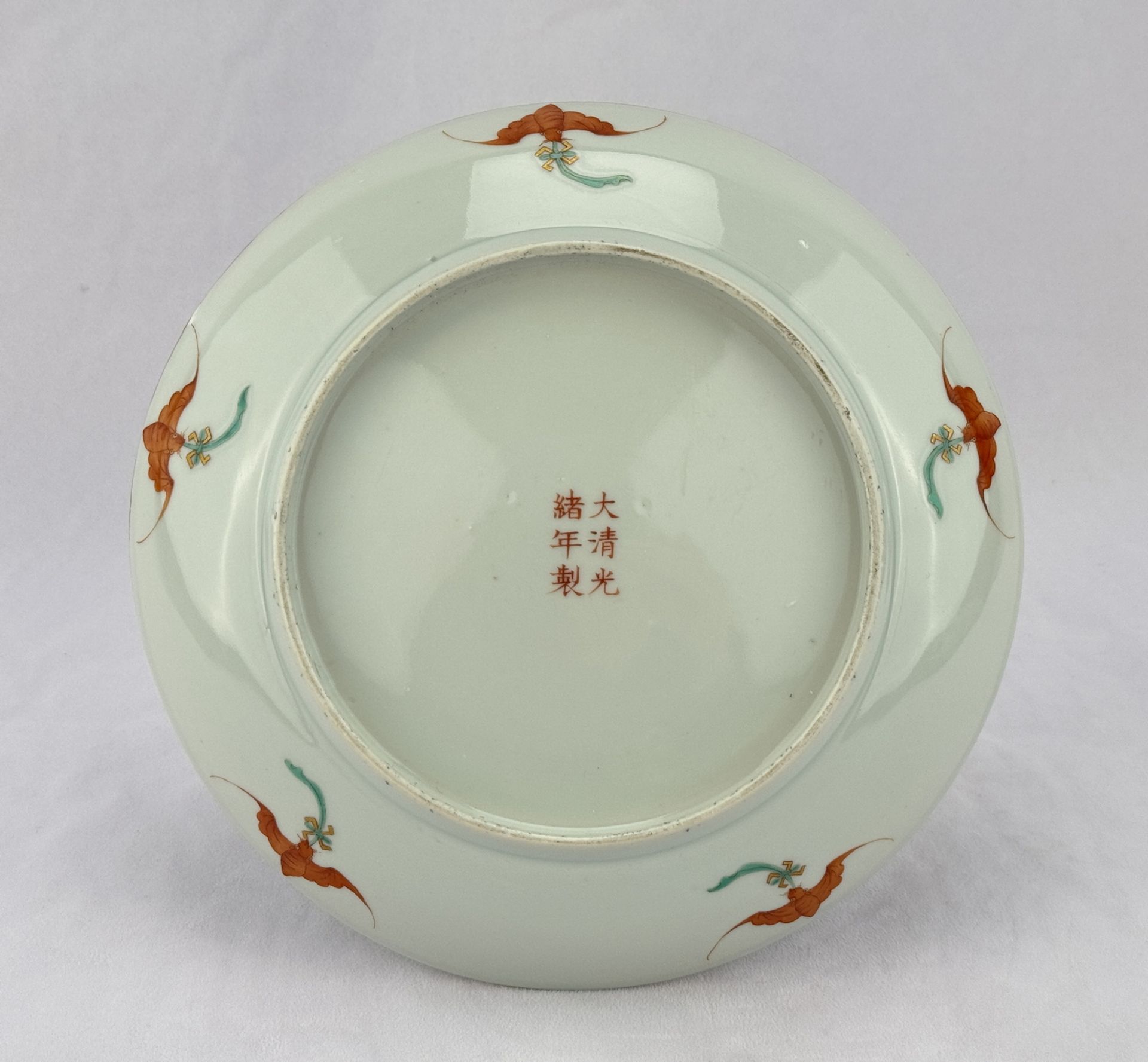 A Chinese Famille Rose dish, 17TH/18TH Century Pr.  - Bild 4 aus 6