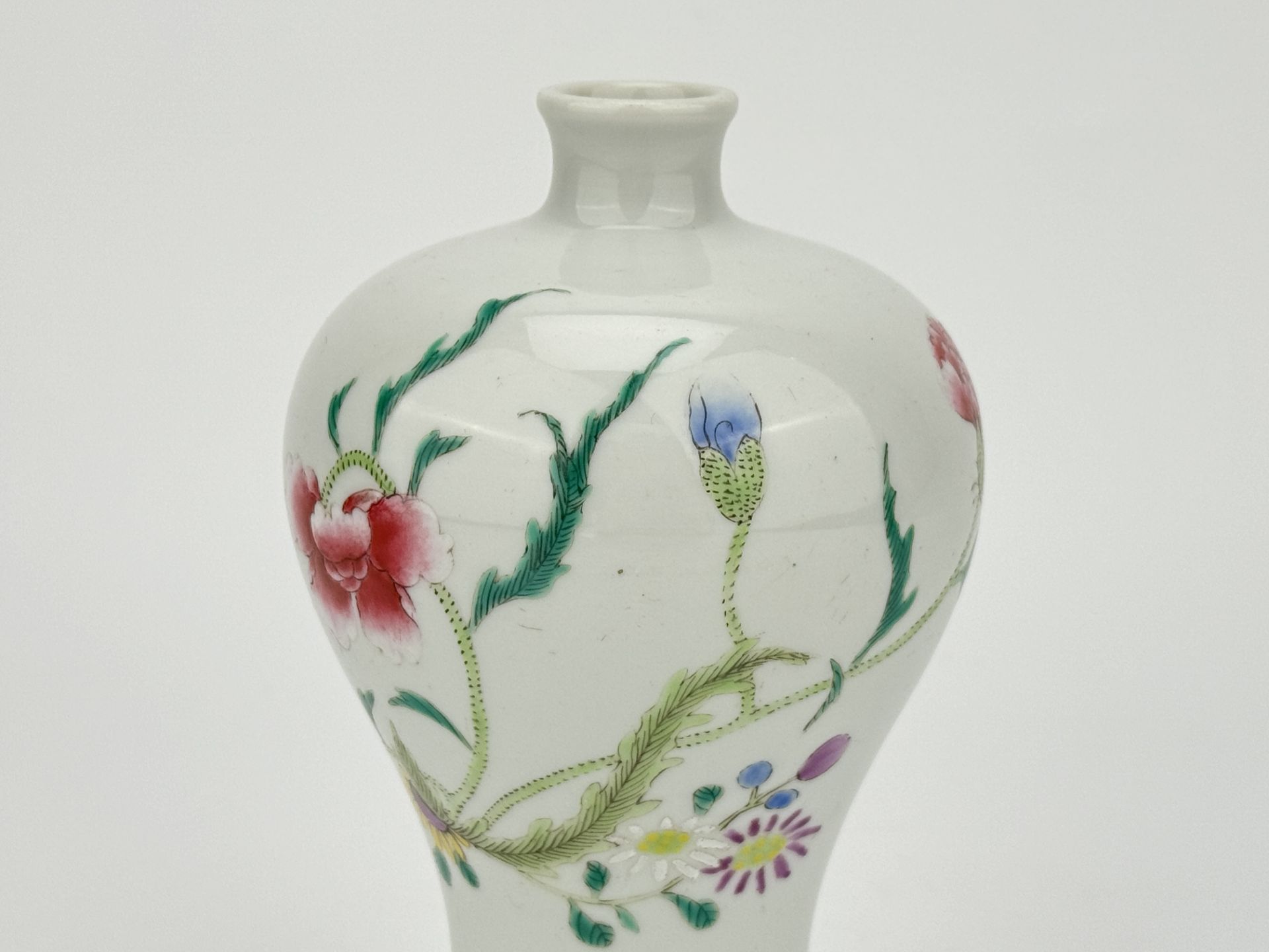 A Chinese Famille Rose vase, 17TH/18TH Century Pr.  - Bild 4 aus 5