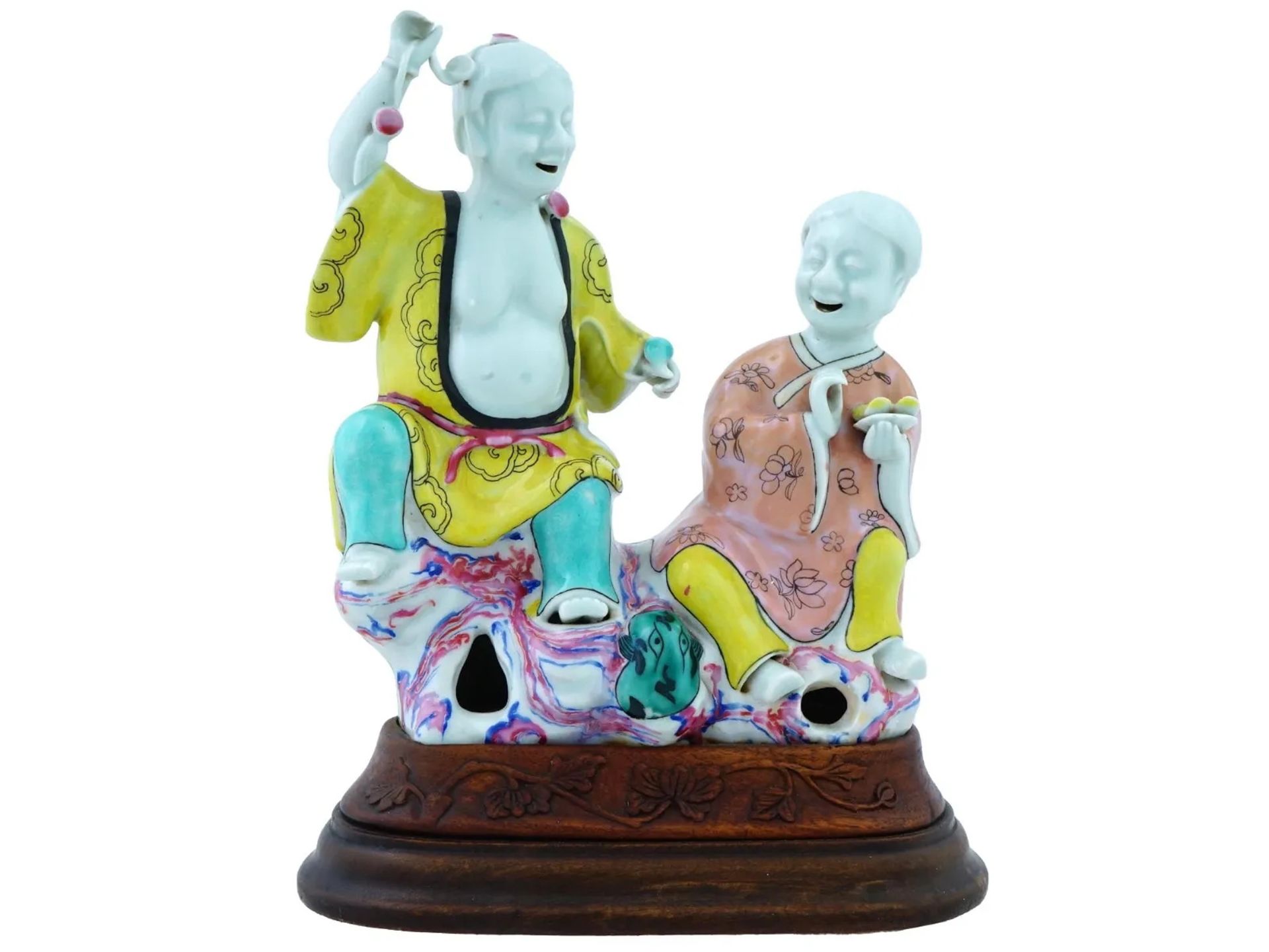 ANTIQUE CHINESE FAMILLE ROSE PORCELAIN FIGURAL GROUP(with Stand)