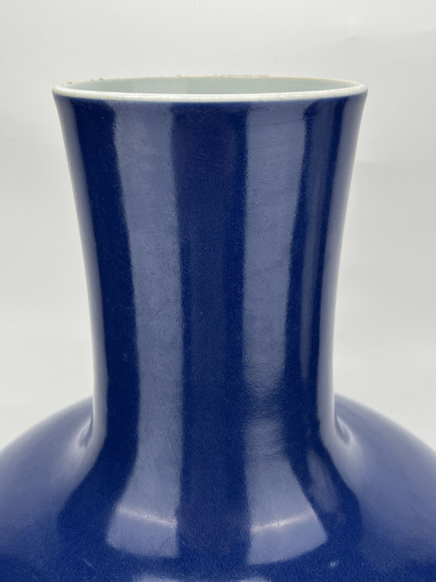 A very large Chinese blue ball vase, 18TH/19TH Century Pr.  - Bild 3 aus 15