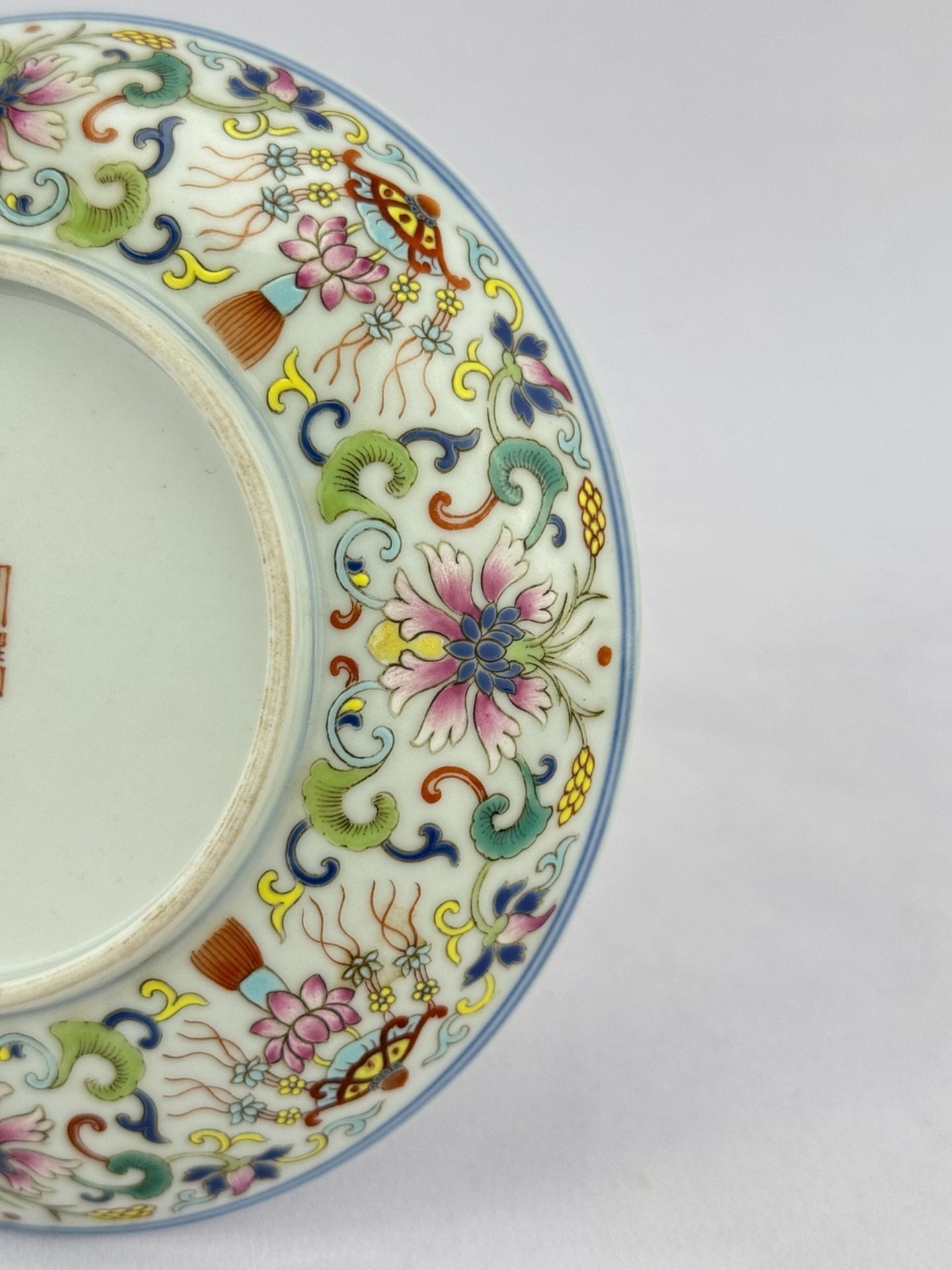 A Chinese Famille Rose dish, 18TH/19TH Century Pr.  - Bild 4 aus 5