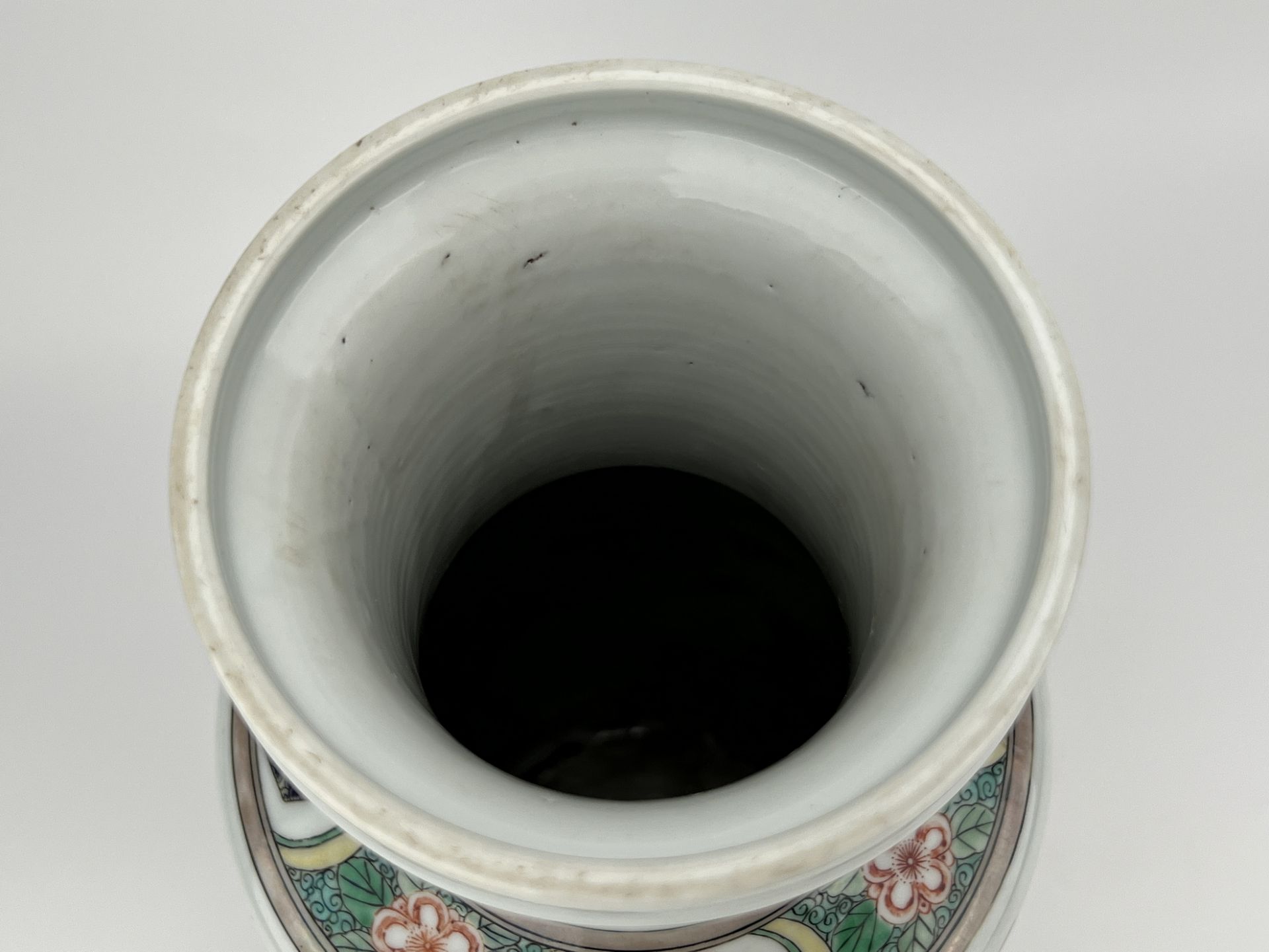 A Chinese Famille Rose vase, 17TH/18TH Century Pr.  - Bild 8 aus 16