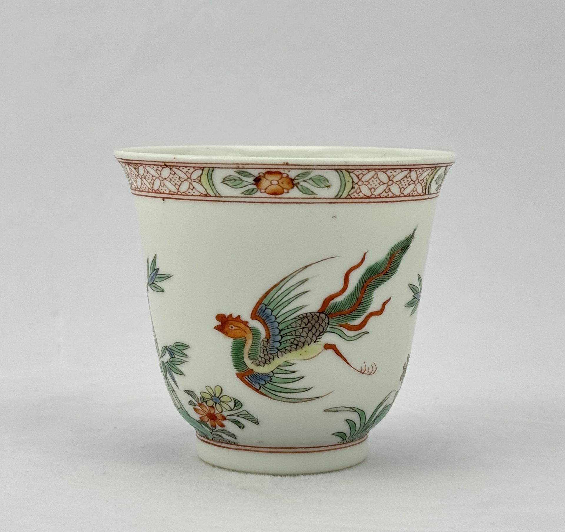 A Chinese Famille Rose cup, 16TH/17TH Century Pr.  - Bild 2 aus 6