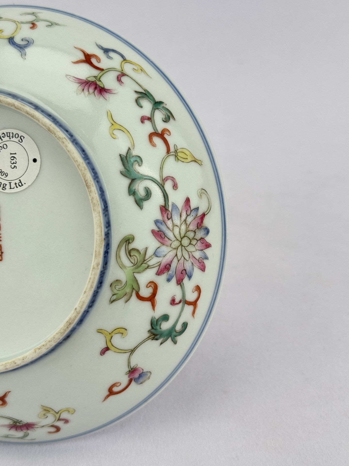 A Chinese Famille Rose dish, 18TH/19TH Century Pr.  - Bild 5 aus 6