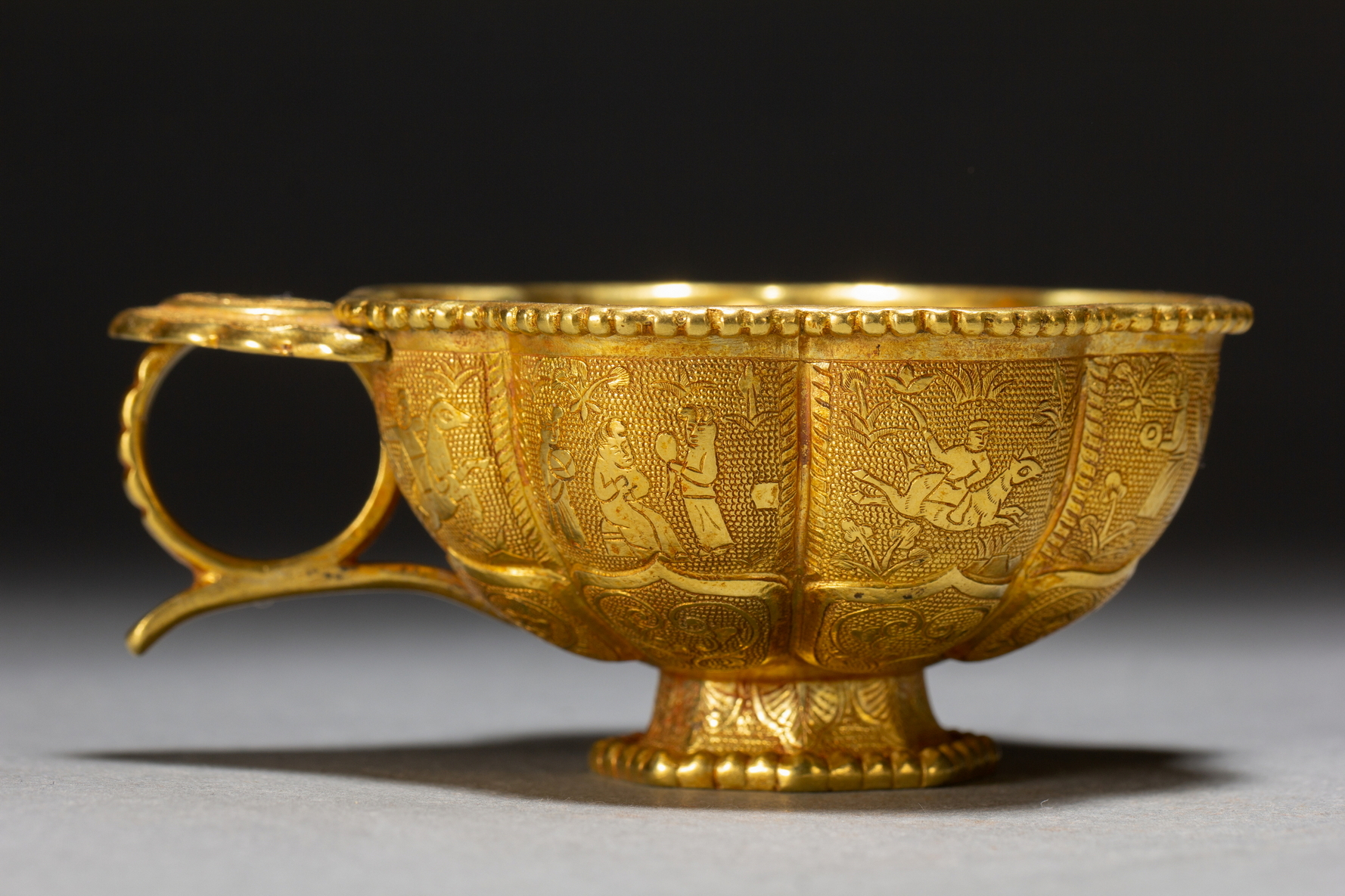 A Chinese gilt cup, 18TH/19TH Century Pr. - Image 4 of 9