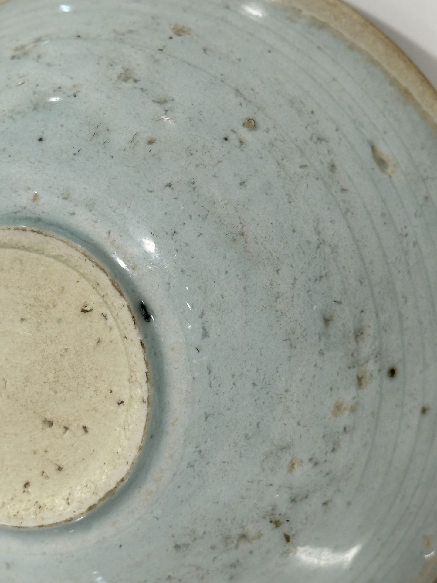 A Chinese pale celadon bowl, 16/17 Century Pr. - Bild 4 aus 11