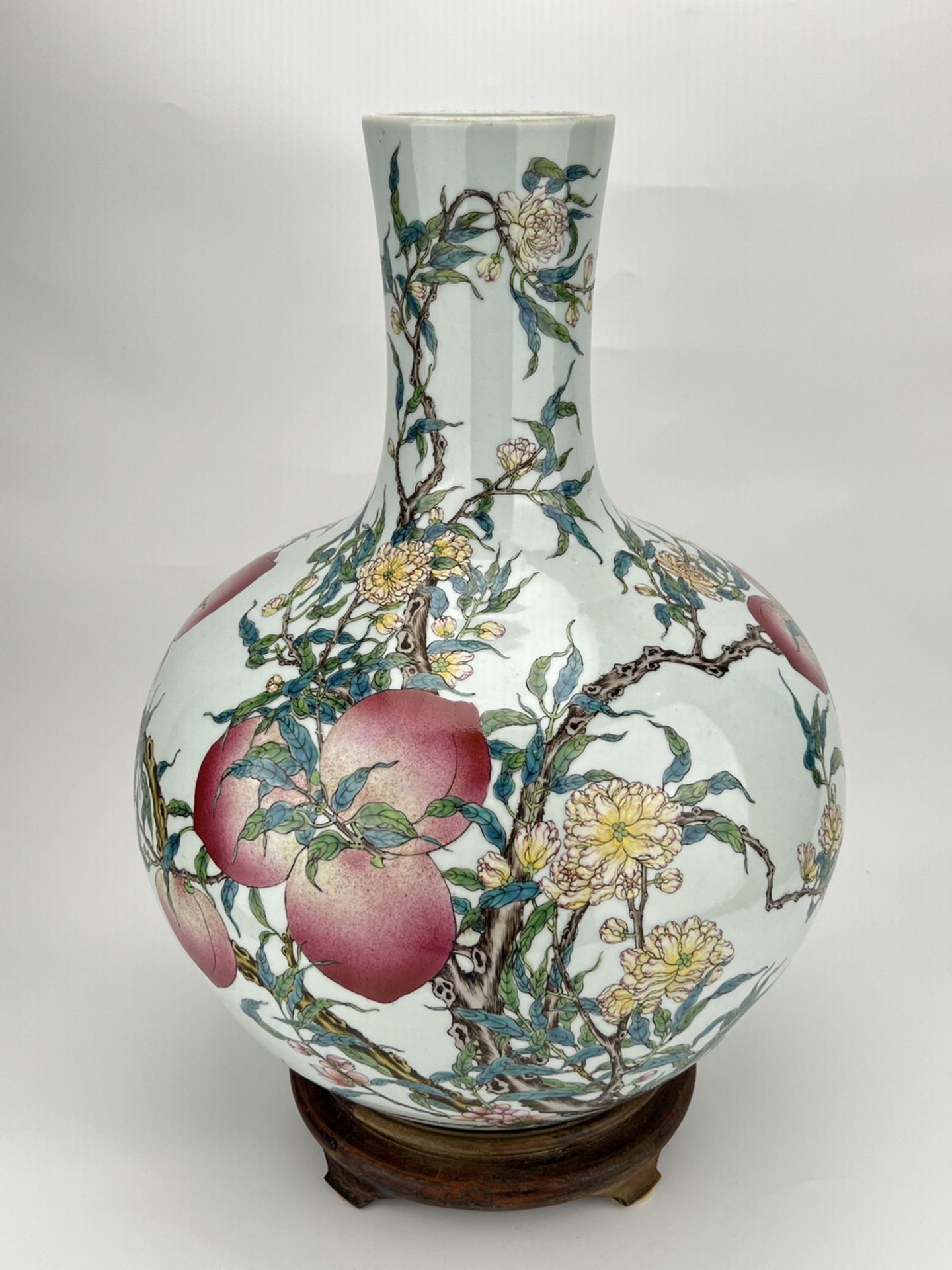 A Chinese Famille Rose vase, 18TH/19TH Century Pr. 