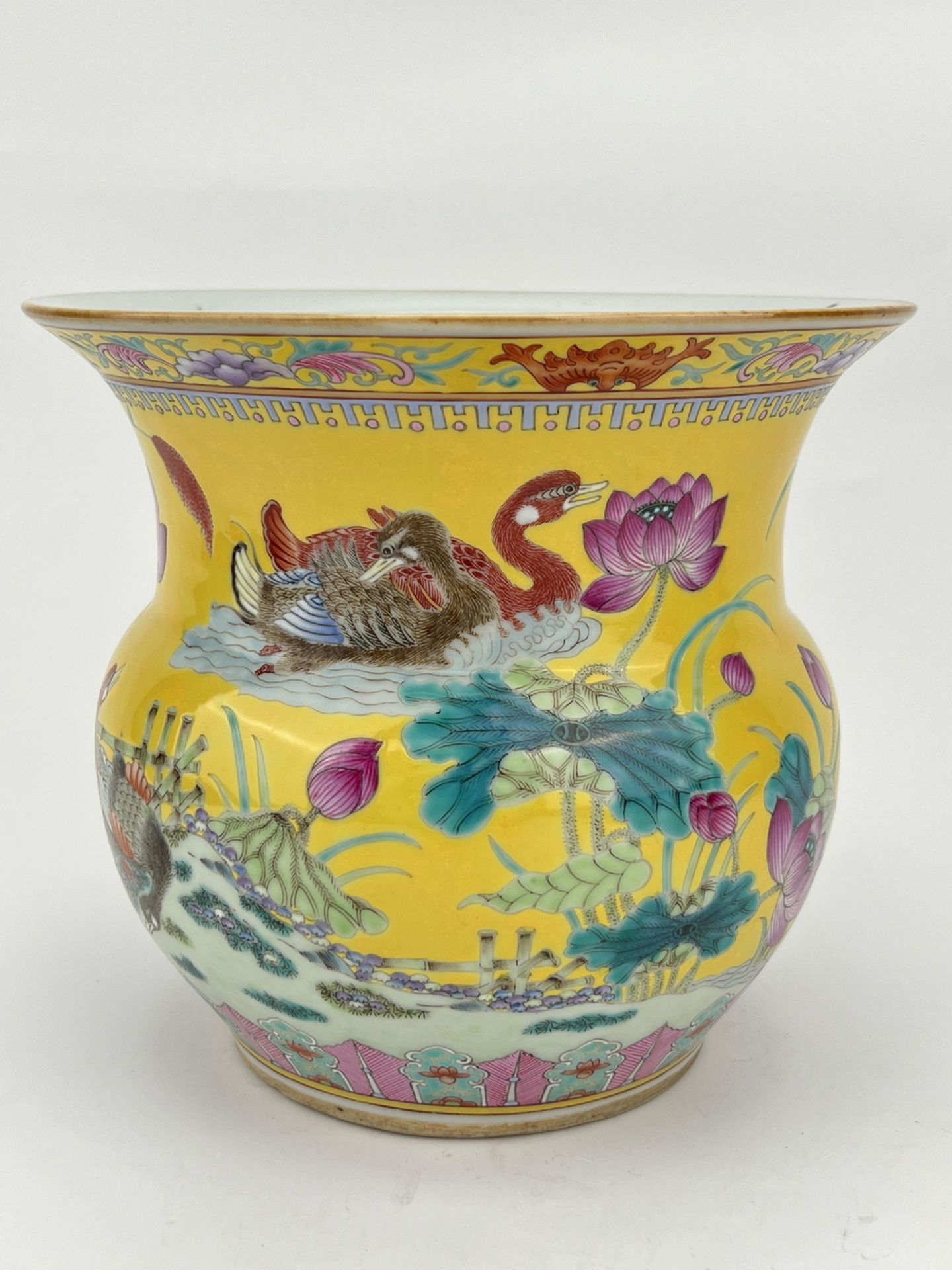 A Chinese Famille Rose vase, 19TH/20TH Century Pr.  - Bild 3 aus 9