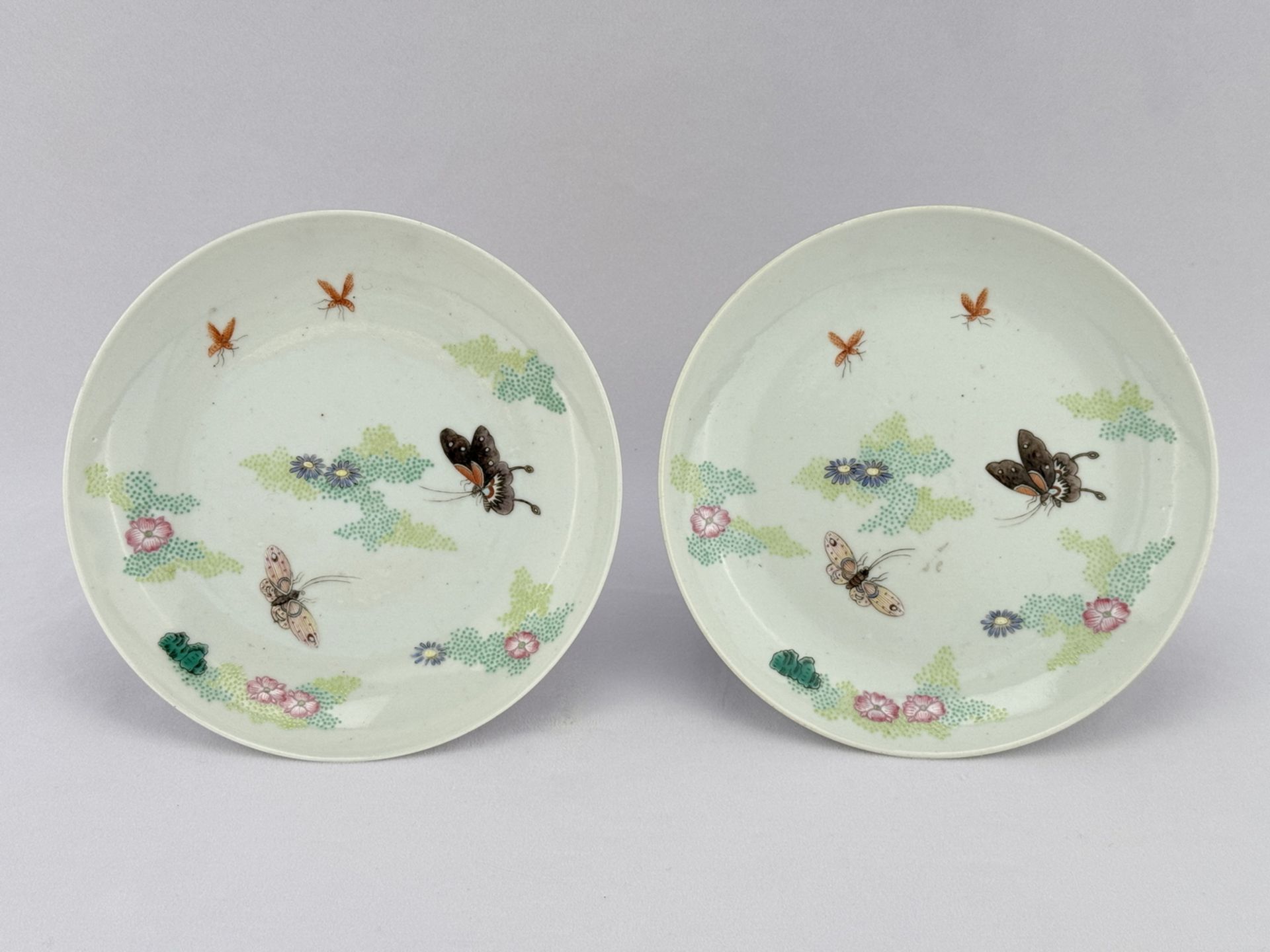 A pair of Chinese Famille Rose dishs,19TH/20TH Century Pr. 