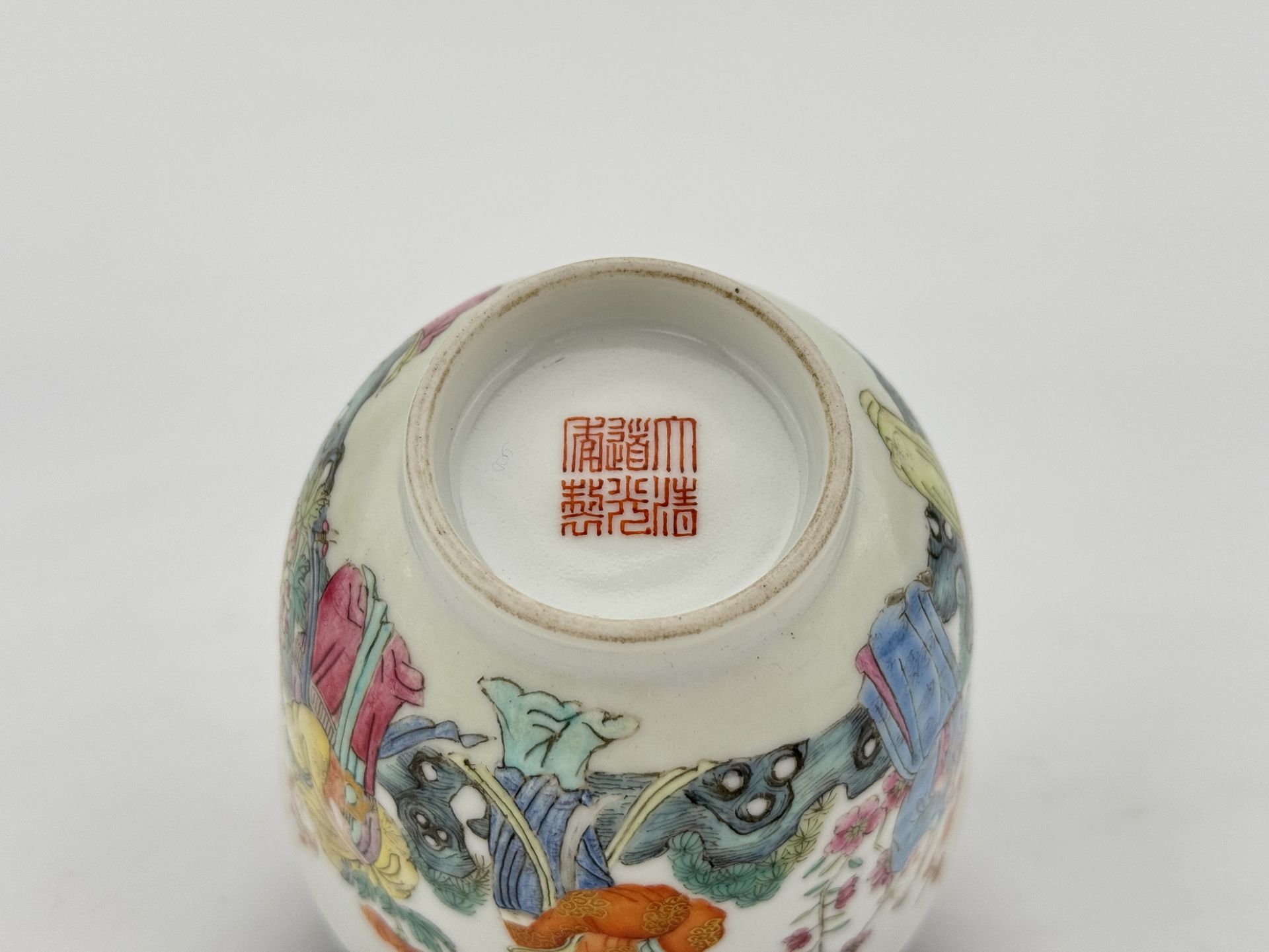 A Chinese Famille Rose cup, 19TH/20TH Century Pr. - Bild 5 aus 5