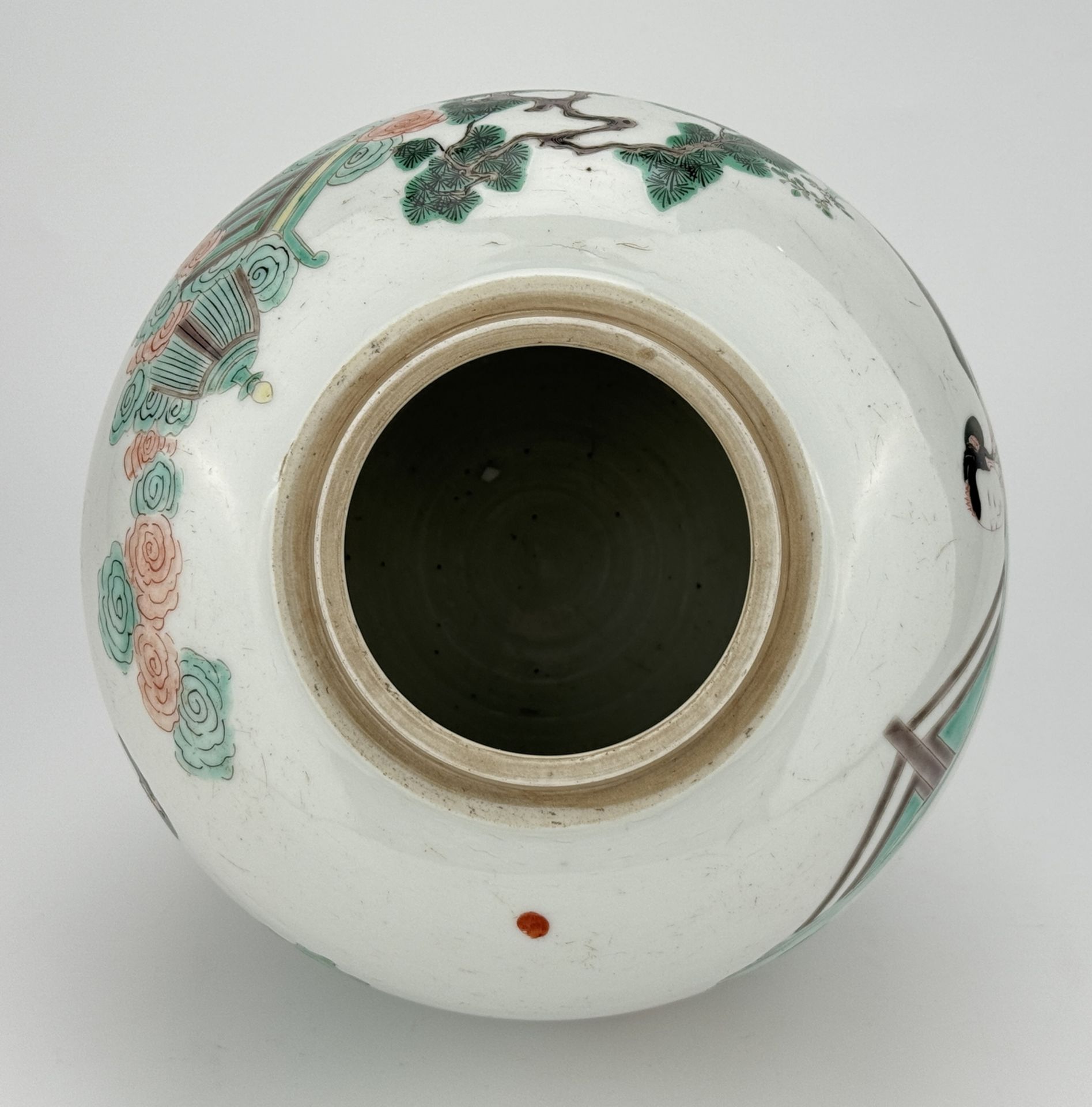 A Chinese Famille Rose jar, 16TH/17TH Century Pr.  - Bild 7 aus 9