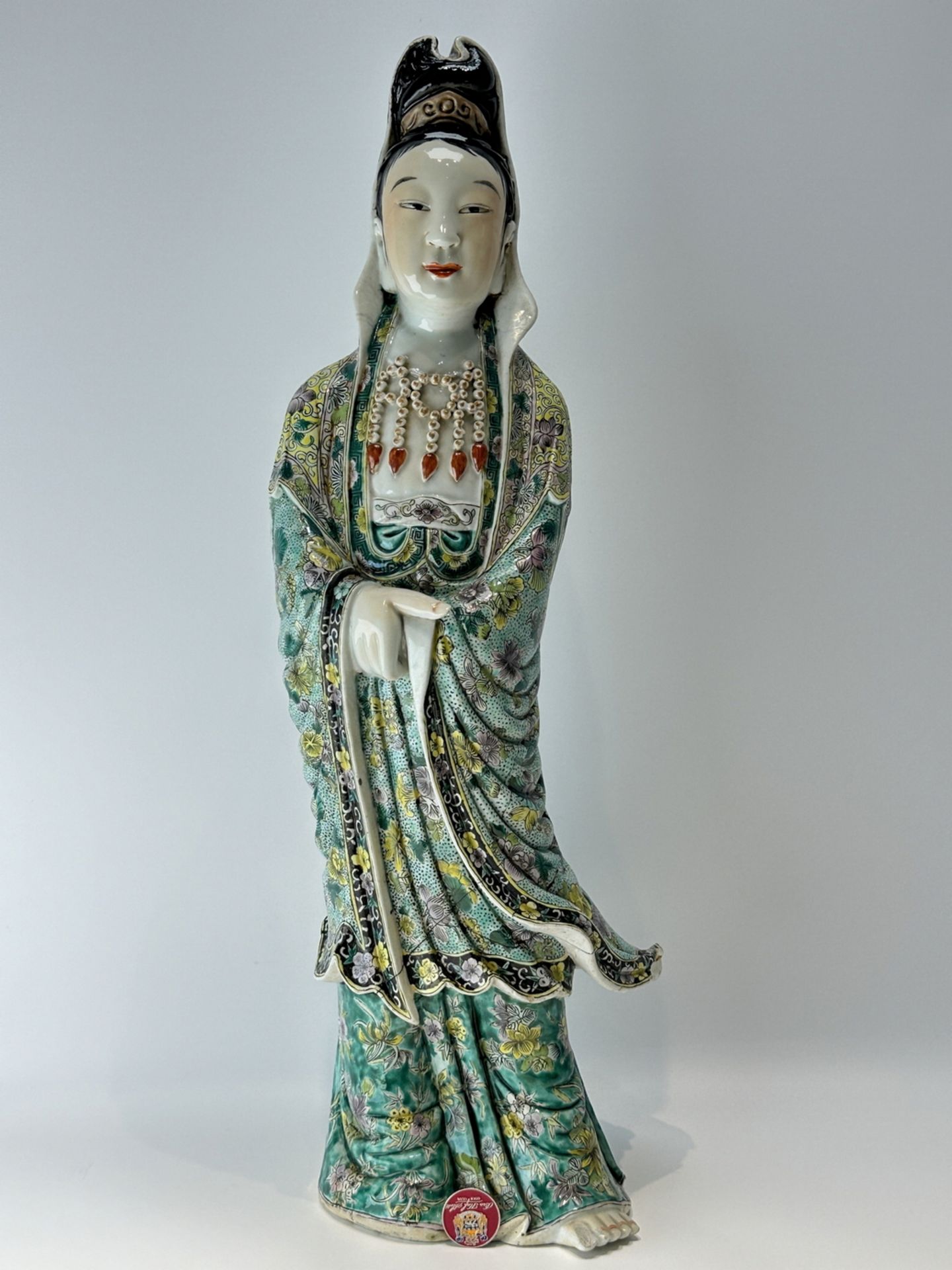 A Chinese porcelain figure, 17TH/18TH Century Pr.  - Bild 2 aus 14