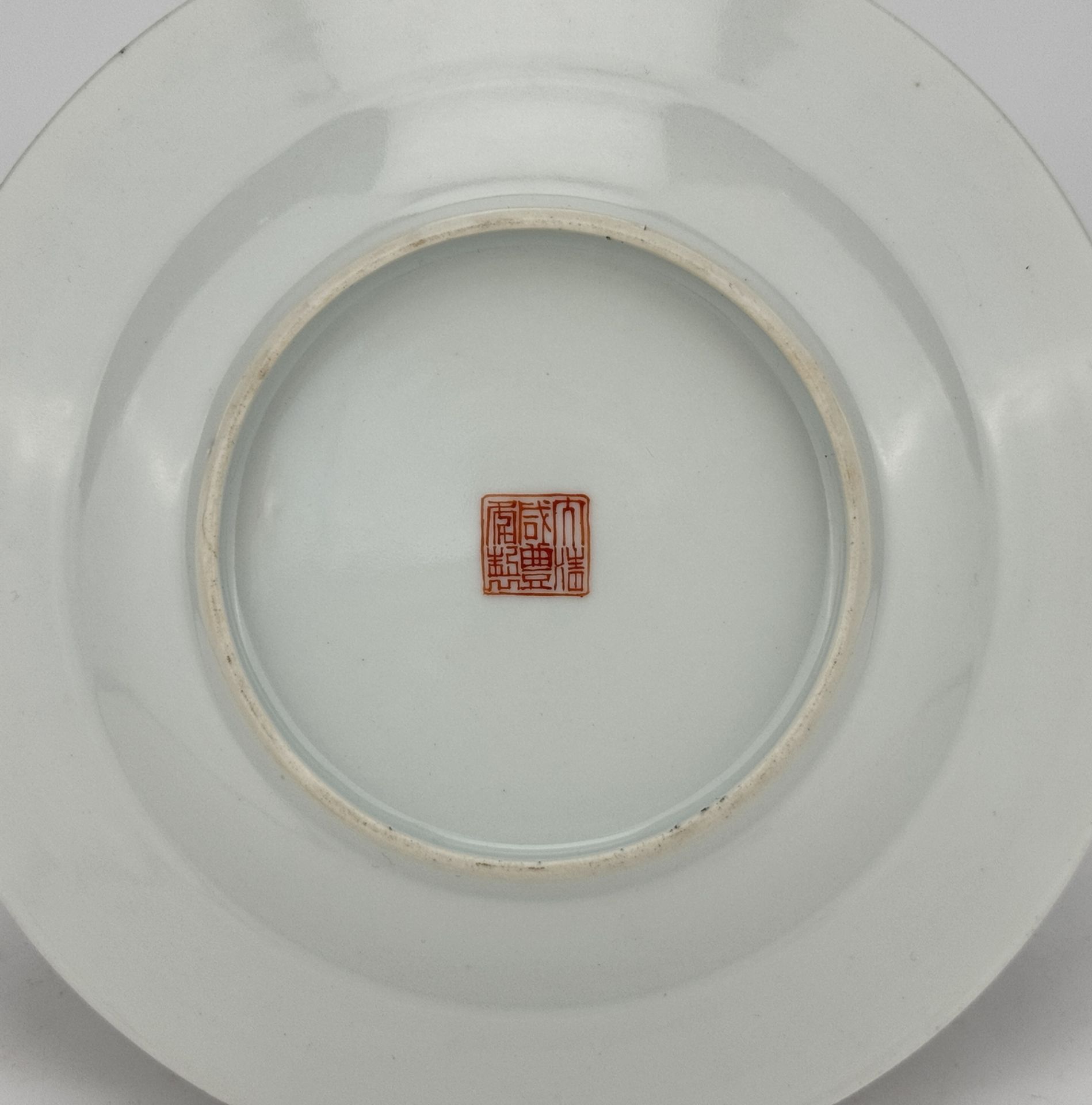 A Chinese Famille Rose dish, 18TH/19TH Century Pr.  - Bild 5 aus 6