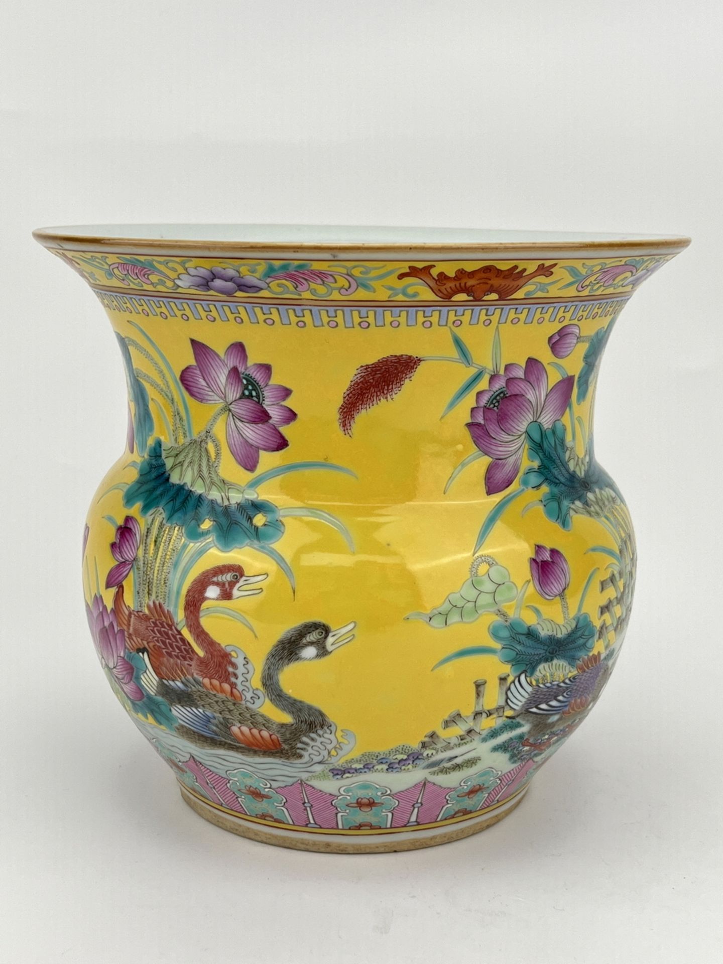 A Chinese Famille Rose vase, 19TH/20TH Century Pr.  - Bild 4 aus 9