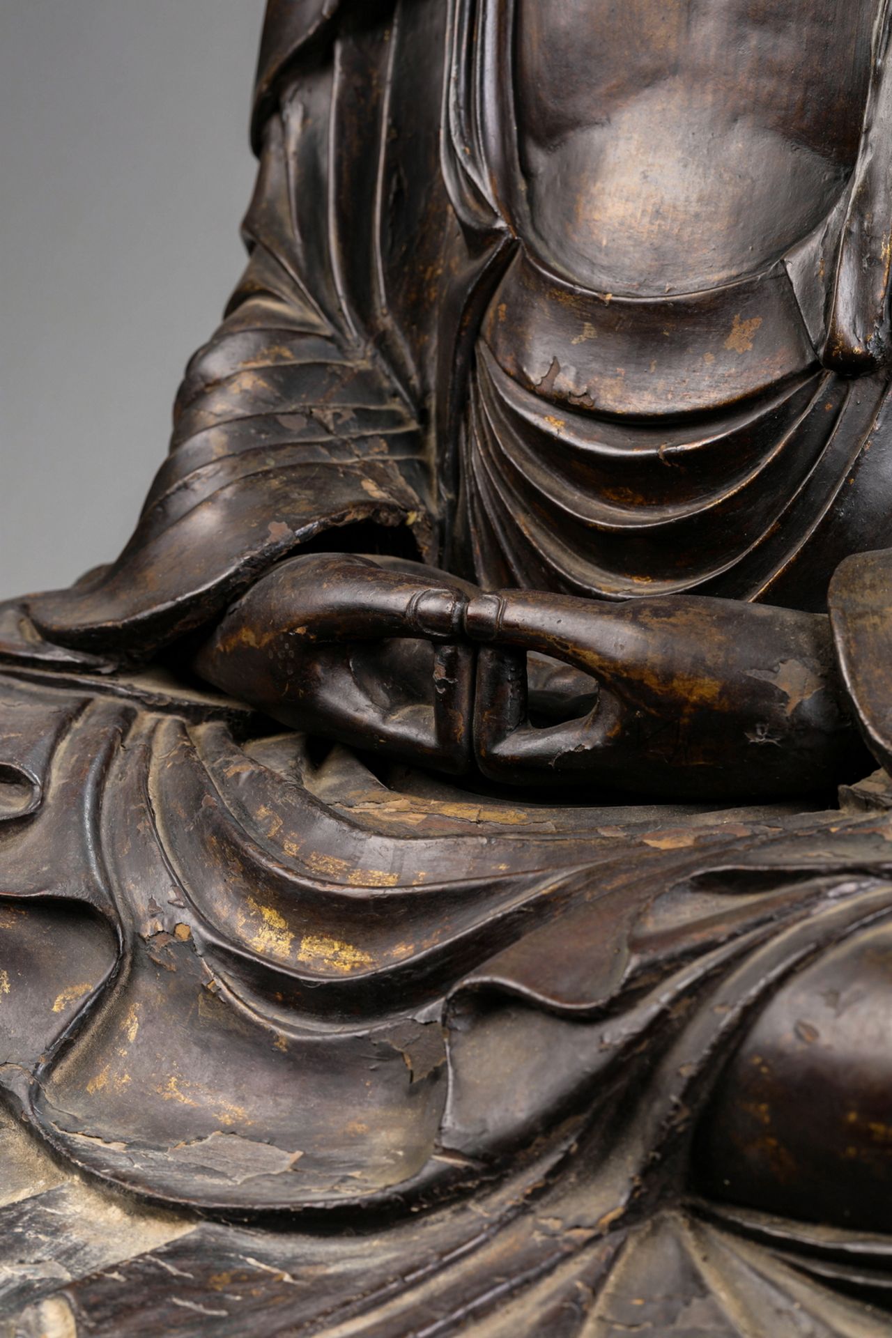 A Chinese wood figure, 12TH/15TH Century Pr. - Bild 5 aus 7