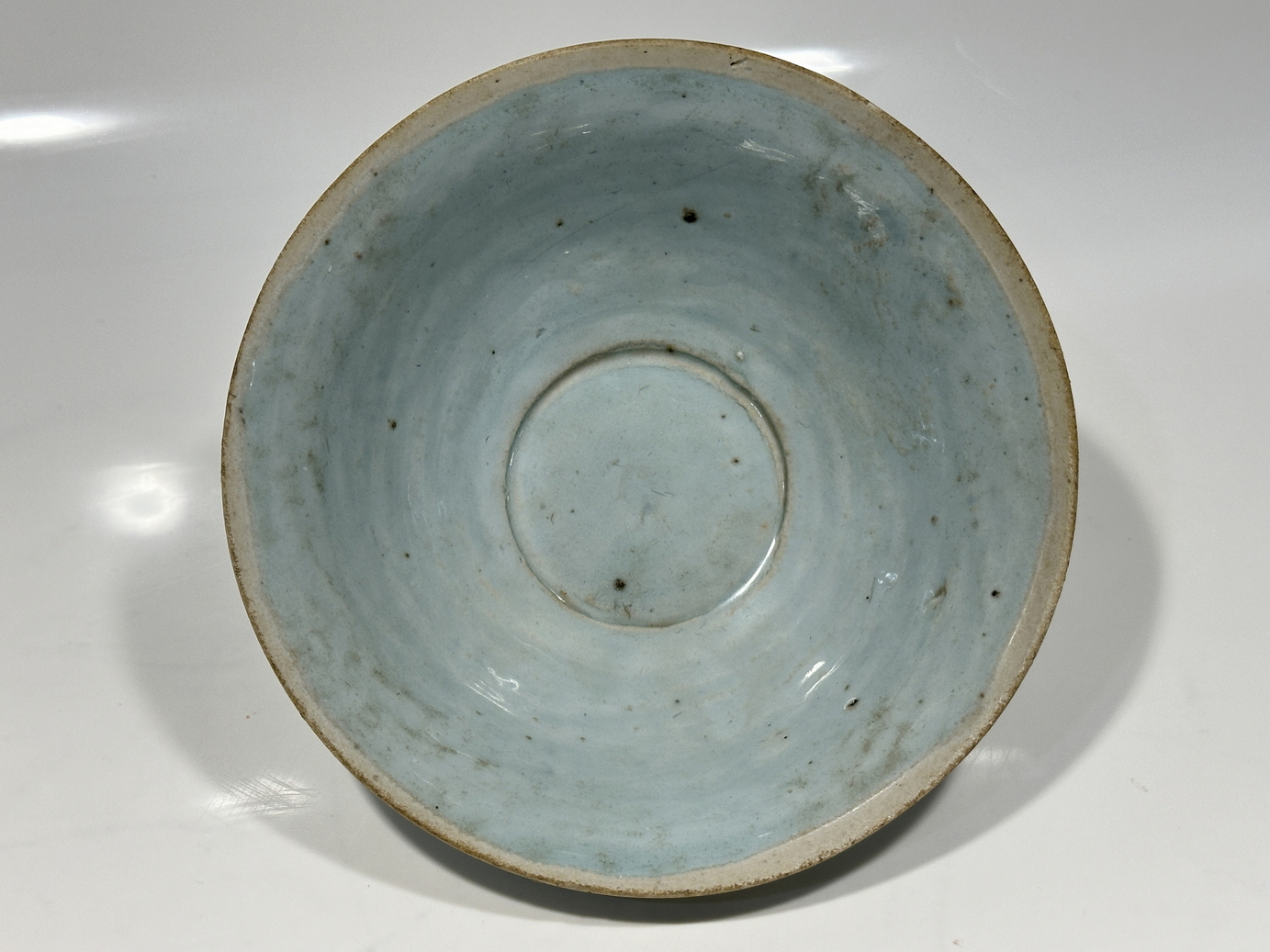 A Chinese pale celadon bowl, 16/17 Century Pr. - Image 3 of 11