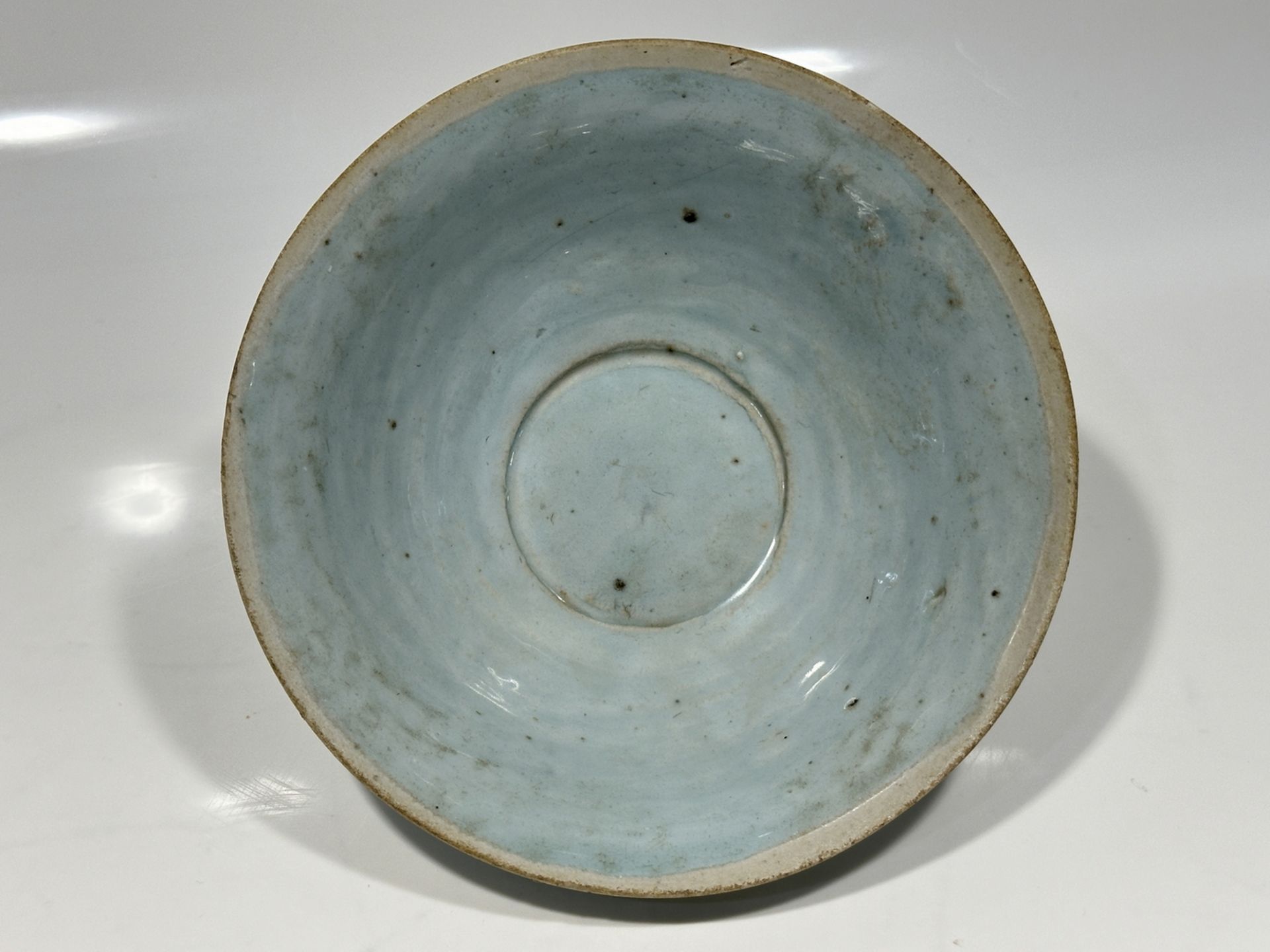 A Chinese pale celadon bowl, 16/17 Century Pr. - Bild 3 aus 11
