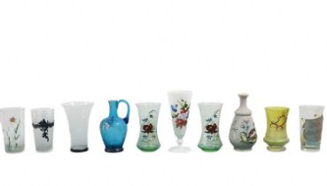 10 glass objects, vessels decorated with prints, hand paintings and metal. Includes: 4 cups. 4