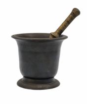 Islamic mortar and pestle, from the 19th century, made of bronze. Pestle length: 7 cm. Height of the