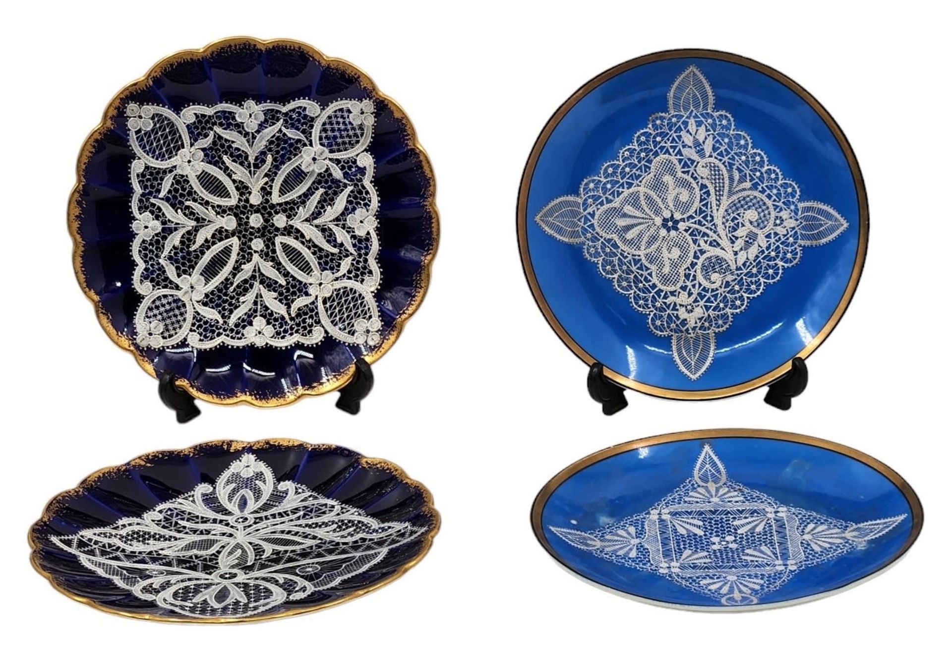 4 porcelain plates, decorated with white enamel in a lace napkin pattern and a gold saying on blue - Image 3 of 5