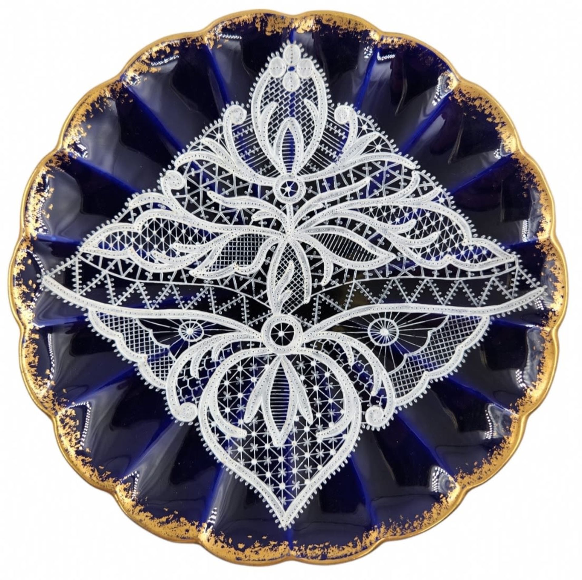 4 porcelain plates, decorated with white enamel in a lace napkin pattern and a gold saying on blue - Image 2 of 5