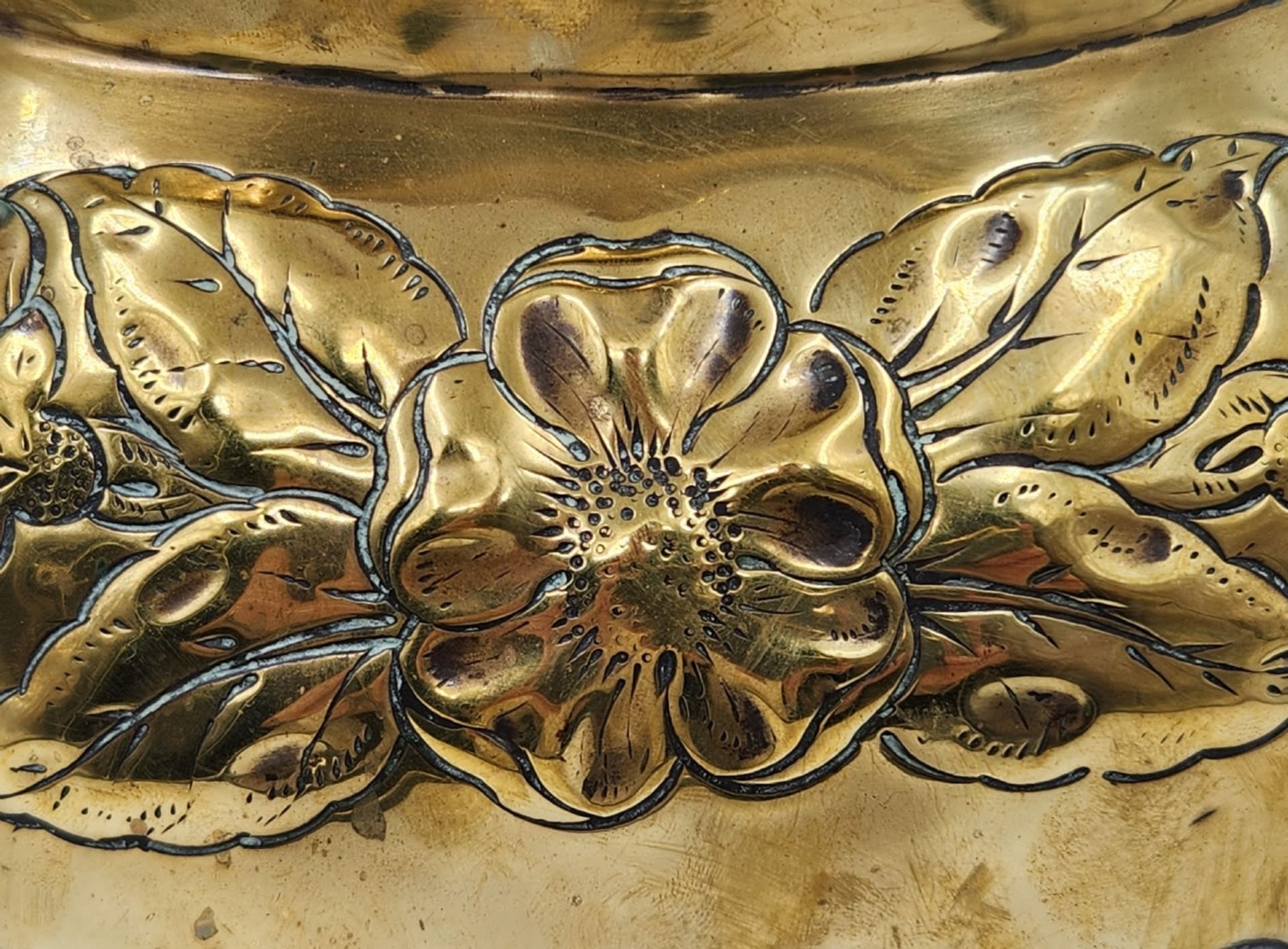 Antique English pot (Jardiniere), jardiniere from the 19th century (Victorian), made of brass. Width - Image 5 of 5