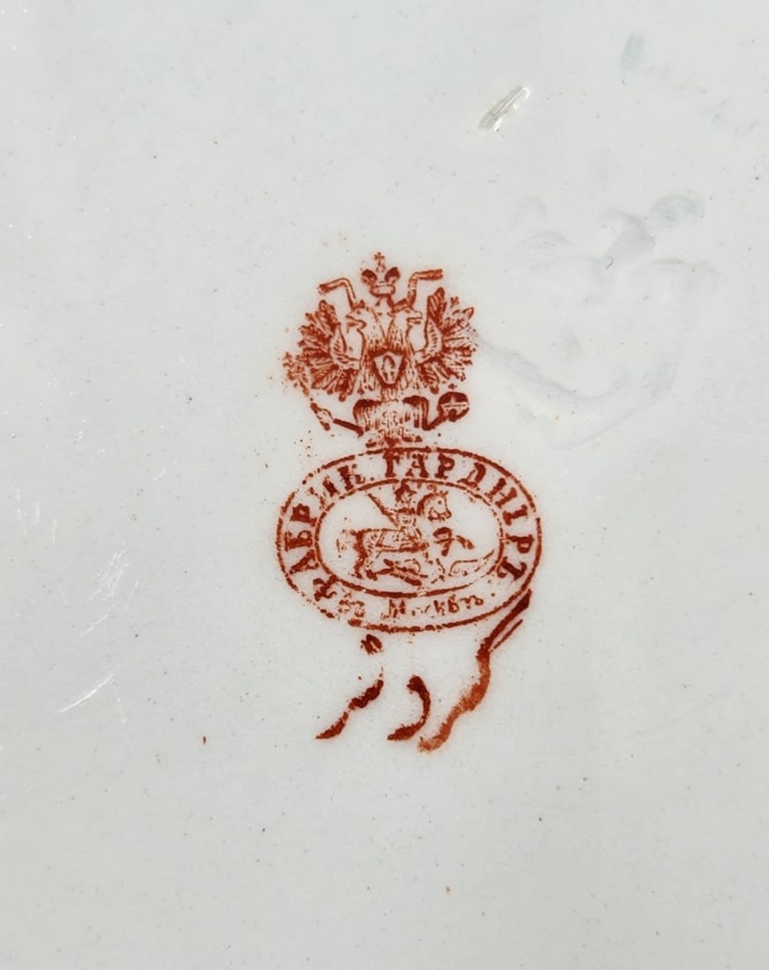 Bukhari porcelain plate, decorated with a floral hand drawing in polychrome enamel, signed. - Image 3 of 5