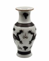 Chinese decorative vase, a vase decorated with the image of dragons, signed. Width: 10 cm. Height: