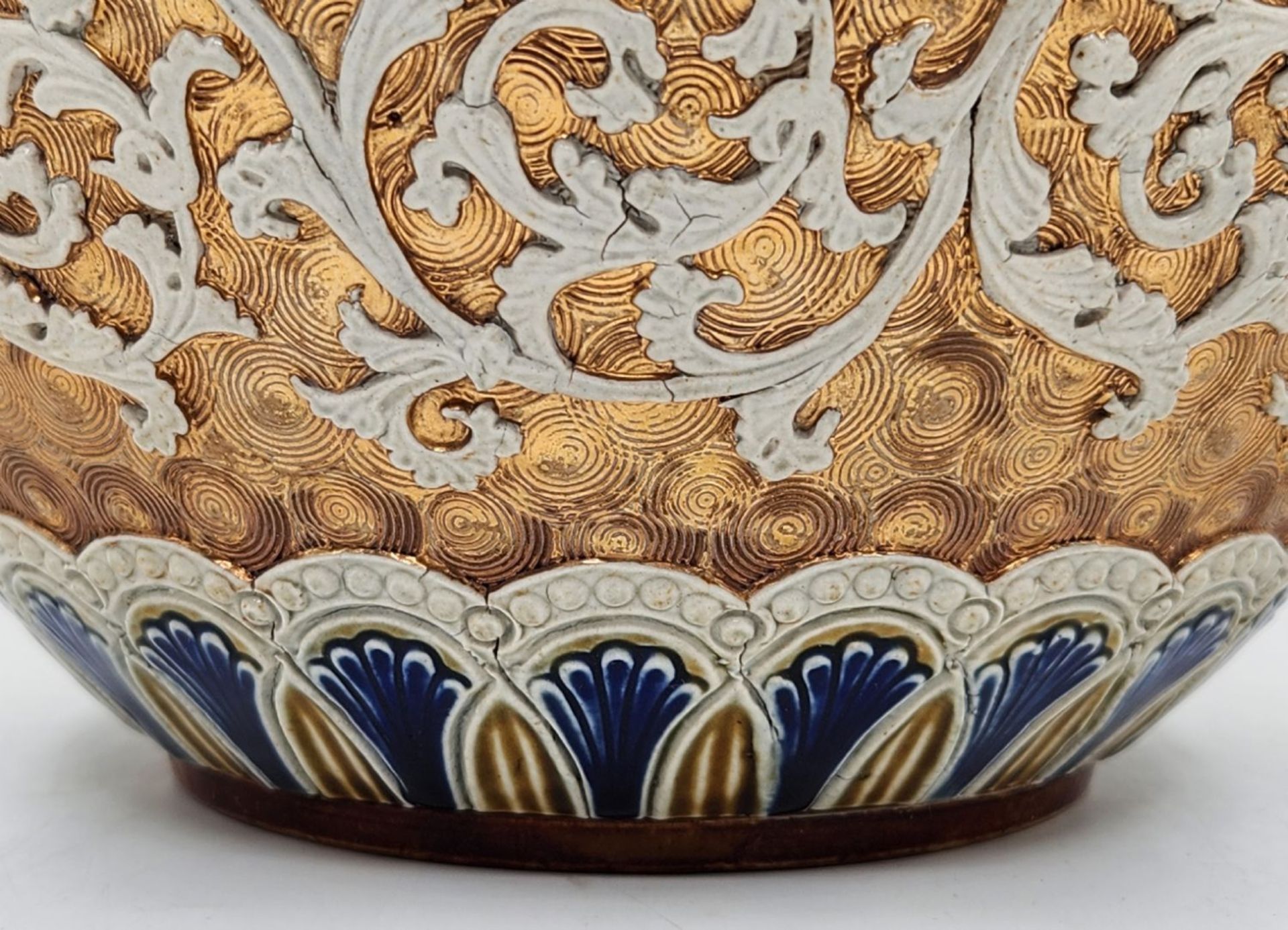 An old English pot (Jardiniere) from the last quarter of the 19th century, victorian, make by: ' - Image 2 of 4