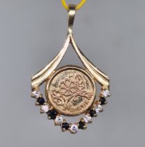 Yellow gold pendant, made of 14 karat yellow gold, inlaid with the 'Eshte Hail' coin of the