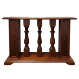 Console (furniture), antique style furniture, made of wood. Height: 81 cm. Width: 31 cm. Length: 122