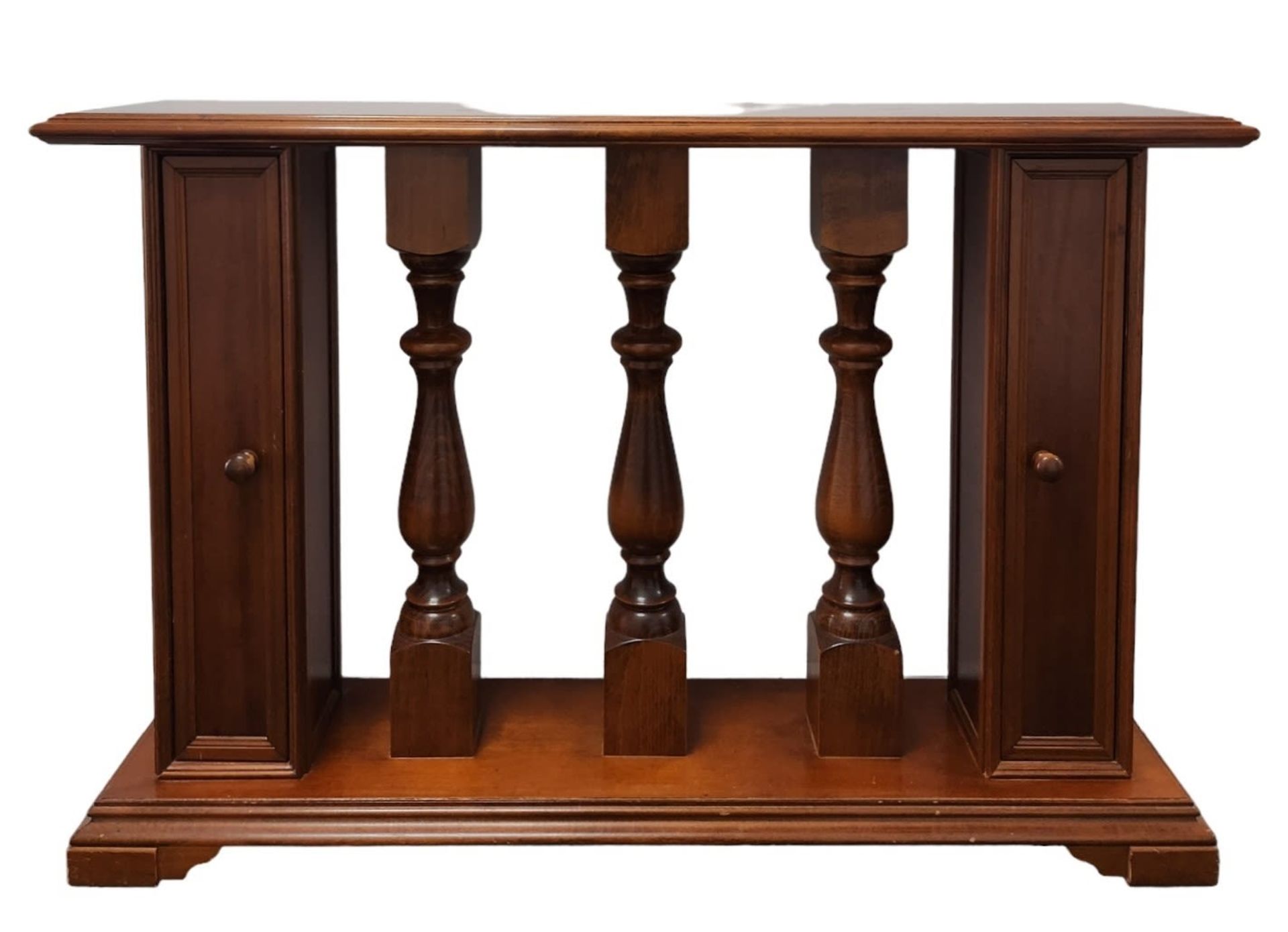 Console (furniture), antique style furniture, made of wood. Height: 81 cm. Width: 31 cm. Length: 122