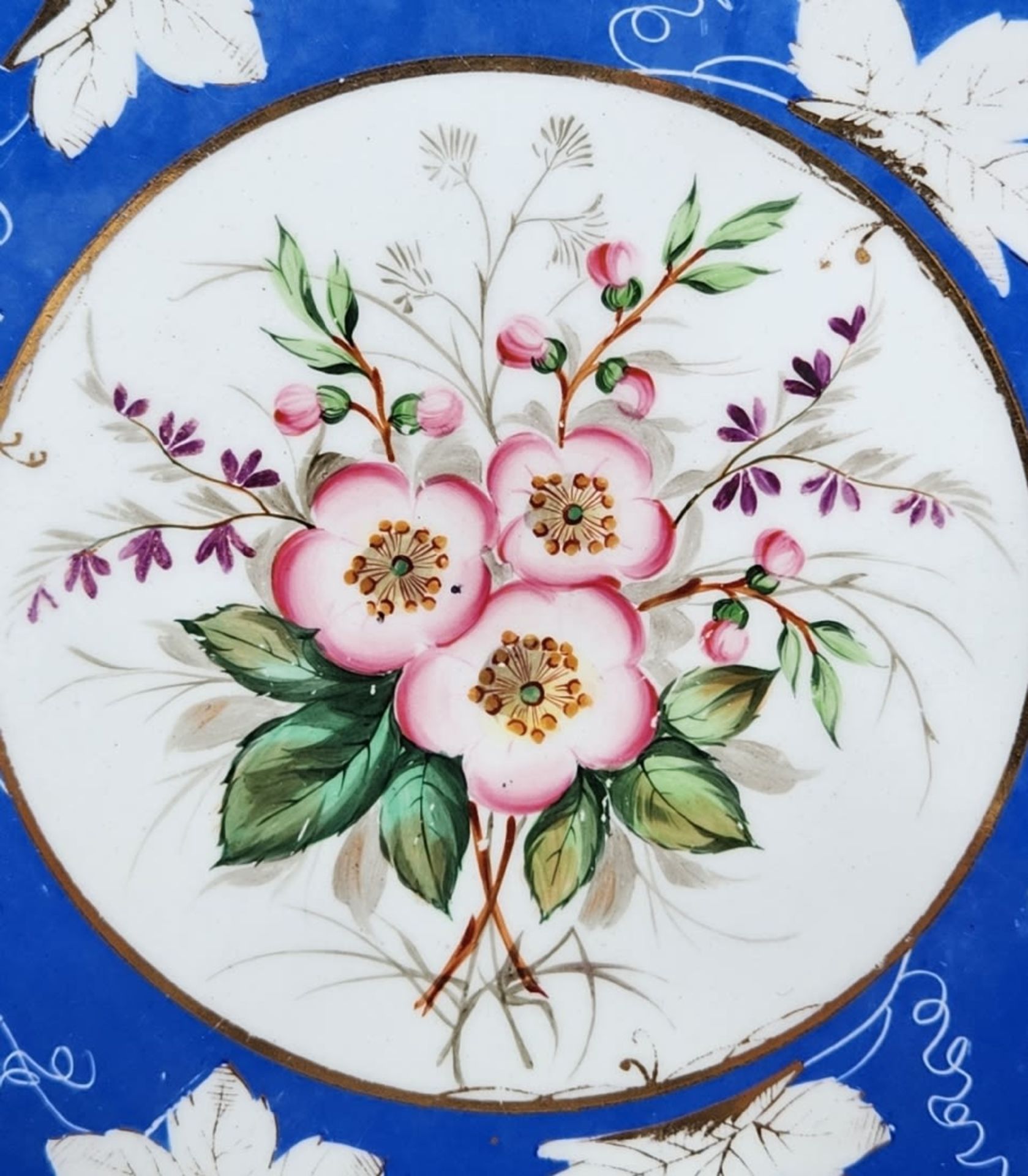 Bukhari porcelain plate, decorated with a floral hand drawing in polychrome enamel, signed. - Image 2 of 5