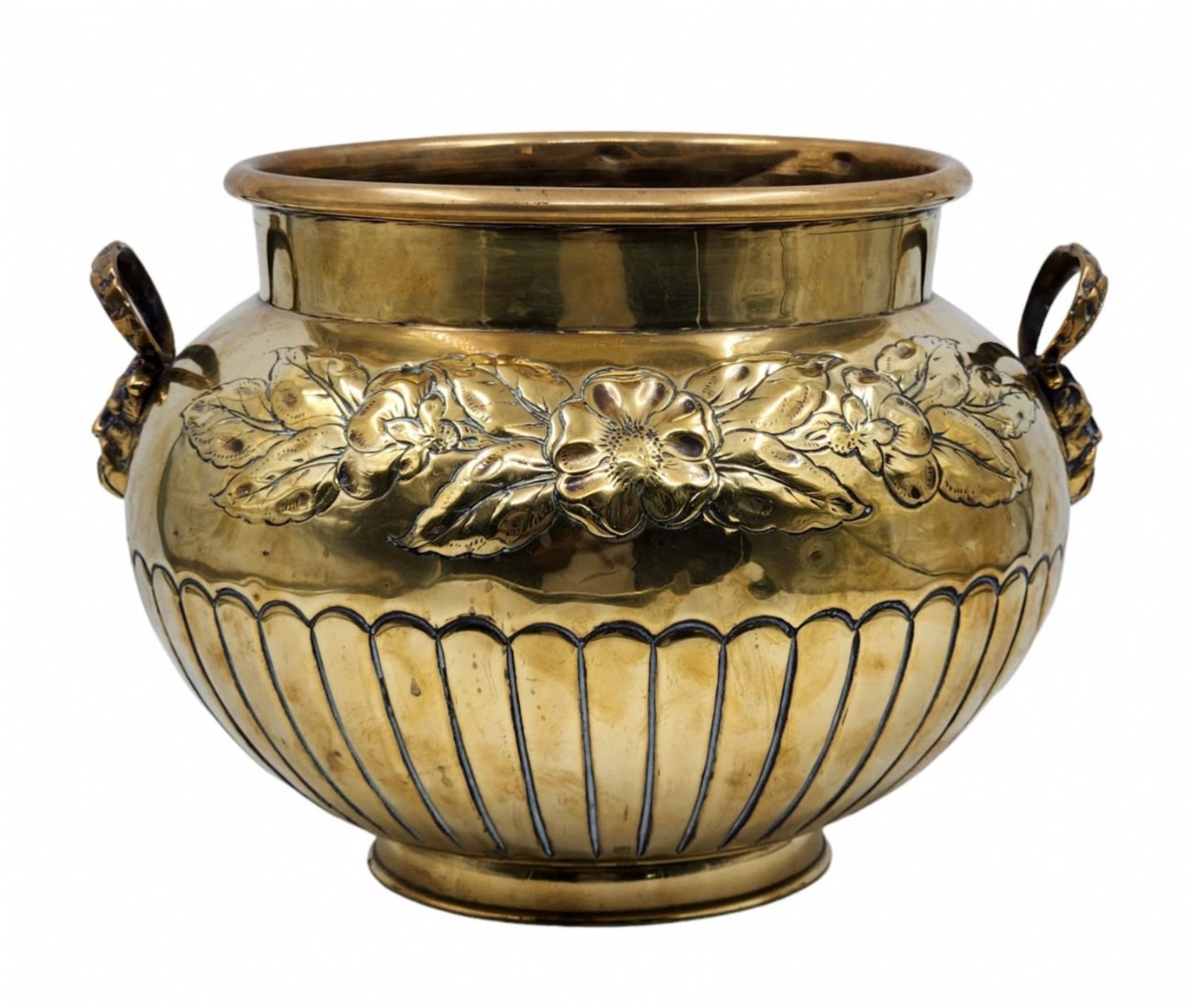 Antique English pot (Jardiniere), jardiniere from the 19th century (Victorian), made of brass. Width