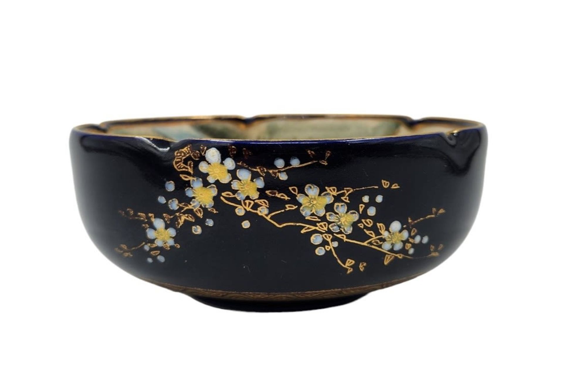 An antique and very high quality Japanese ceramic bowl made by 'Koshida', decorated with hand - Bild 5 aus 6