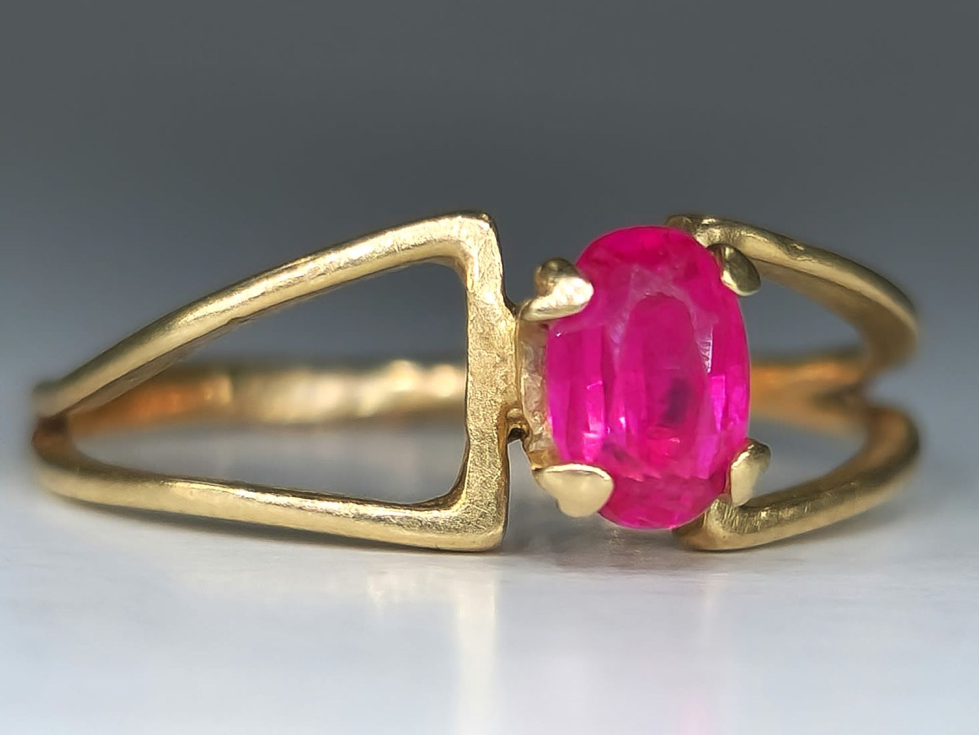 A 14K gold ring with a red 'Rubellite' stone, not signed but the purity of the gold has been tested, - Bild 2 aus 5