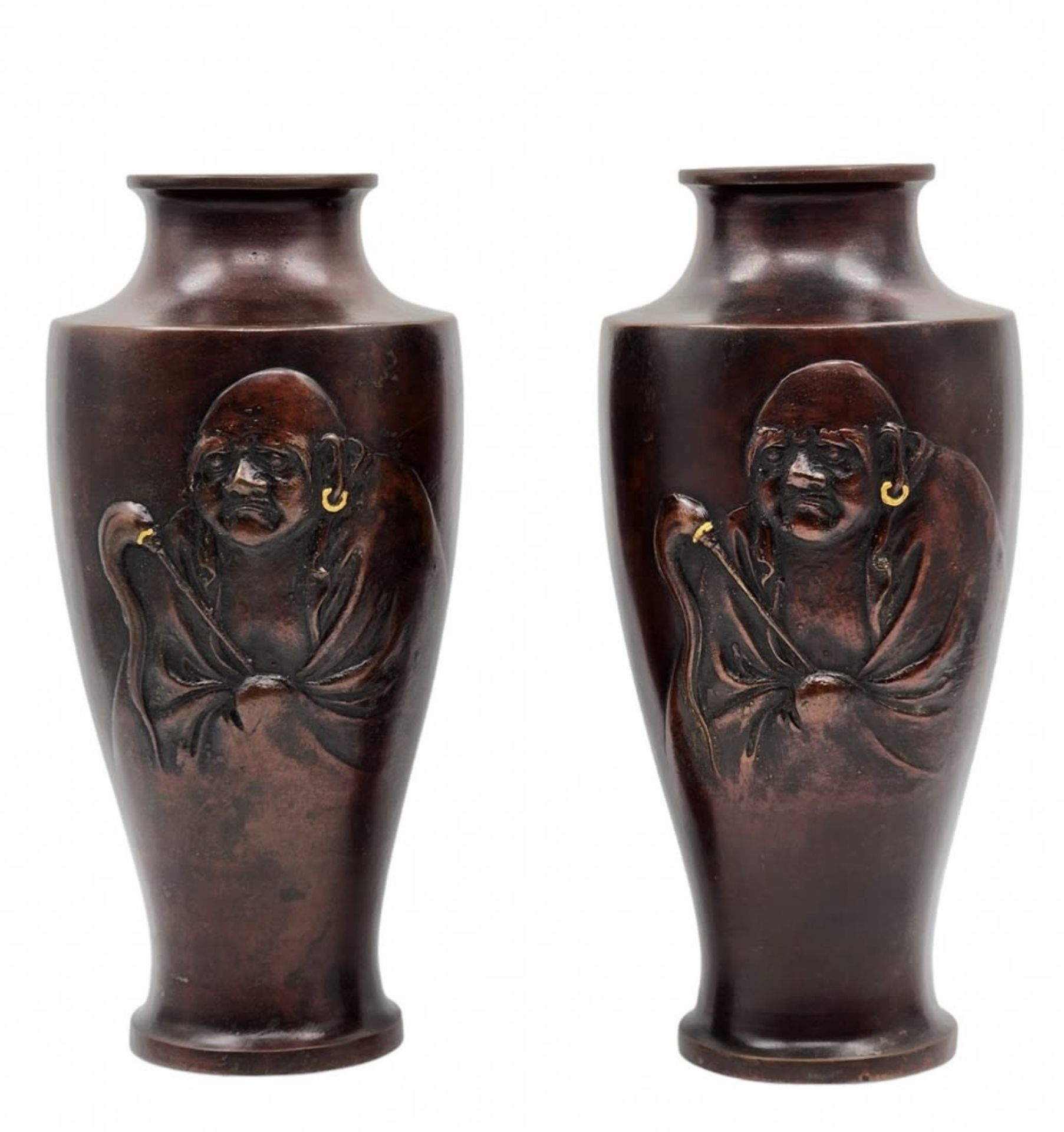 A pair of antique Japanese bronze jugs from the 'Meiji Period', end of the 19th century, unsigned,