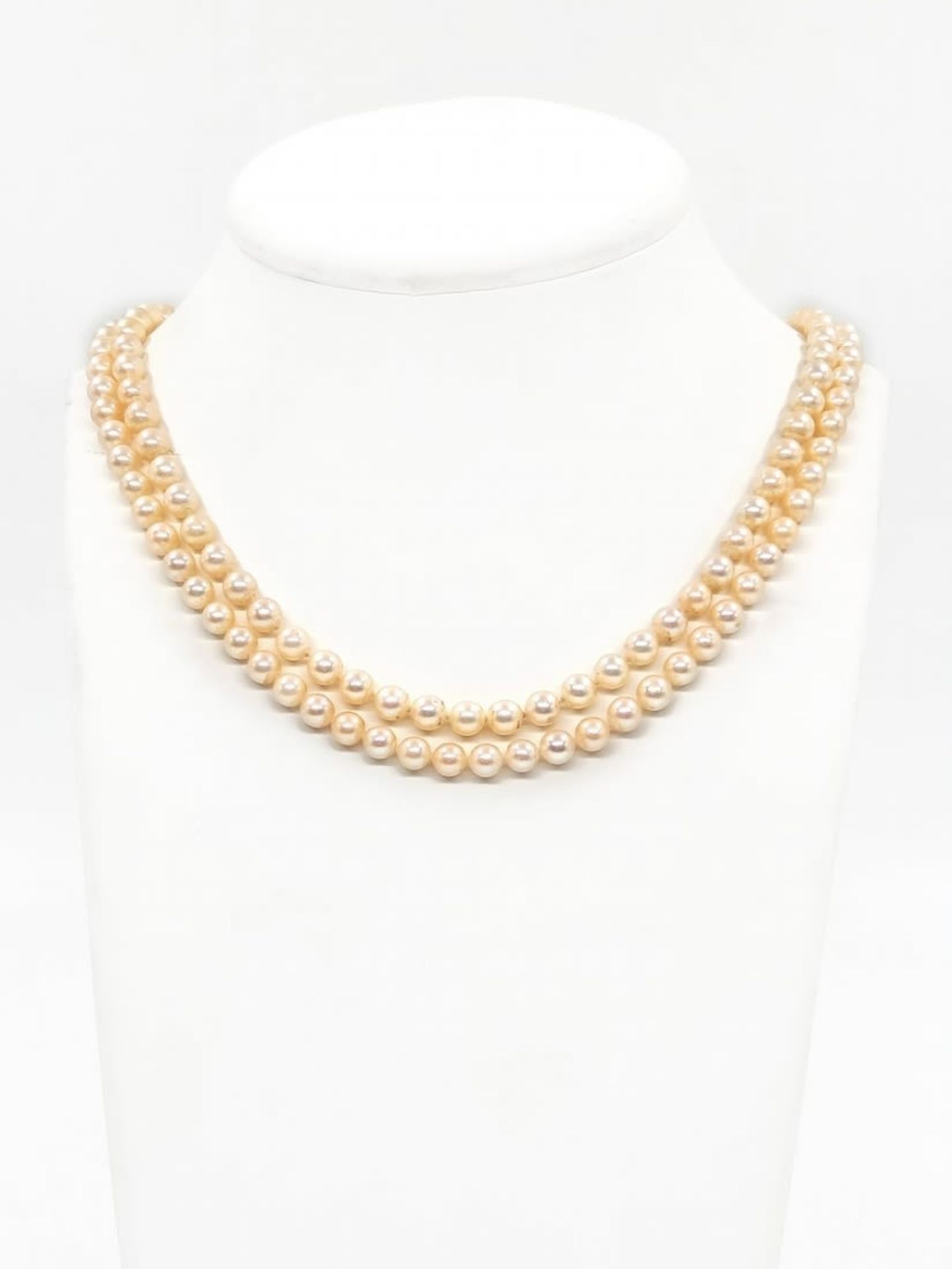 High quality Italian pearl neckless, made of two rows of sea pearls and a bracket made of 18 karat - Image 2 of 4