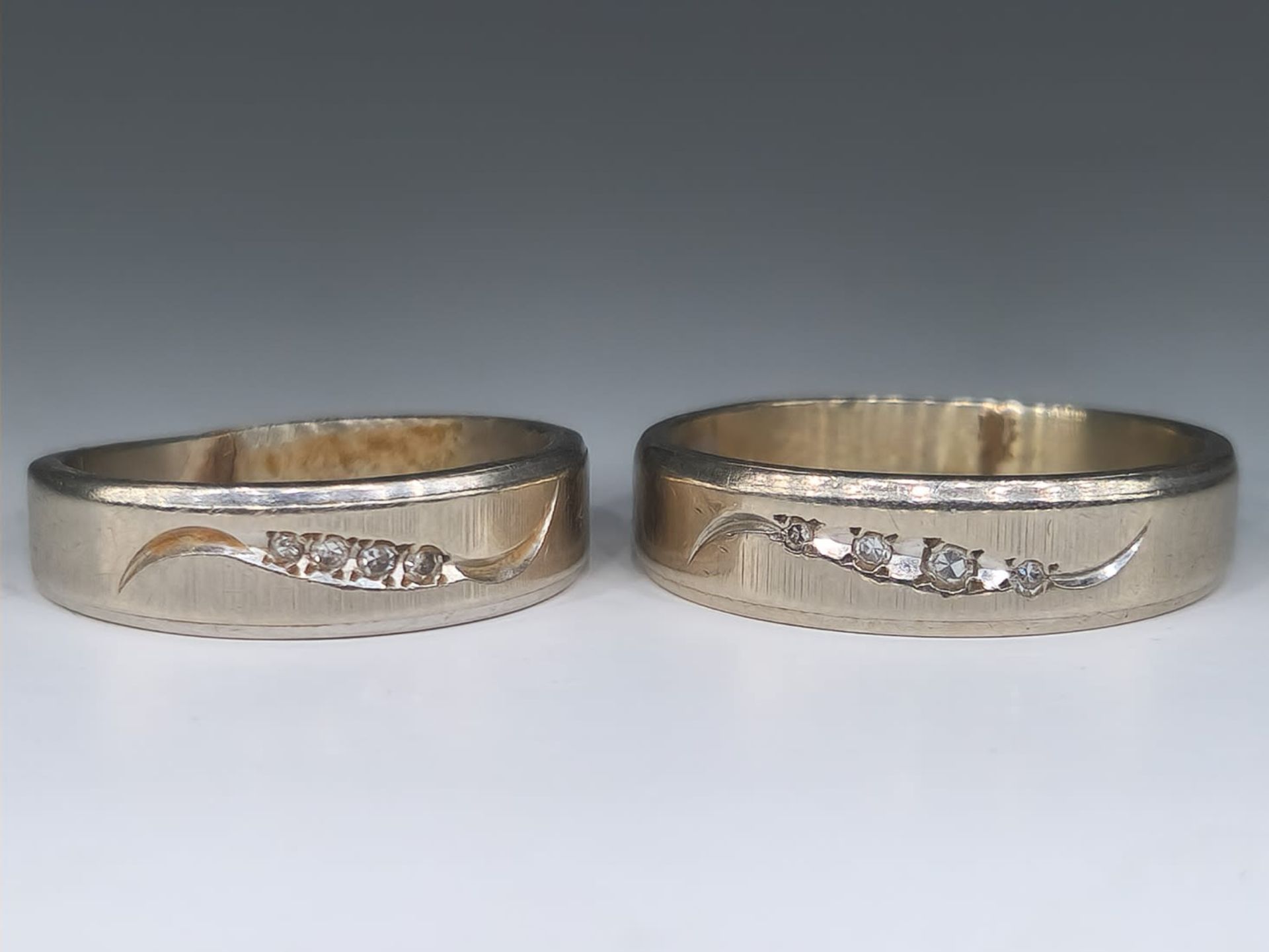 A set of 2 gold rings made of 14K white gold with small diamonds, with a total weight of - Bild 2 aus 6