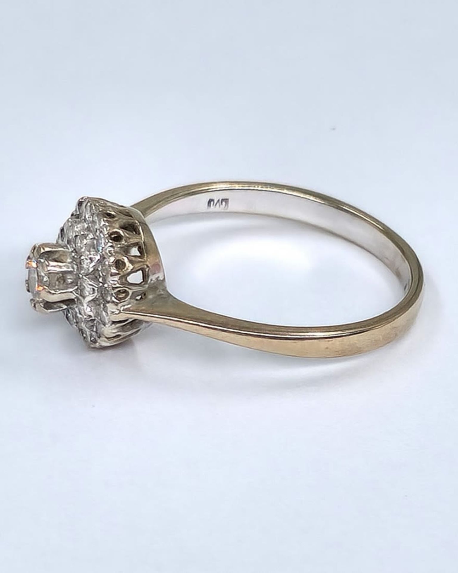 An English ring 18K yellow and white gold with diamonds, signed., set (a central diamond weighing - Bild 4 aus 9