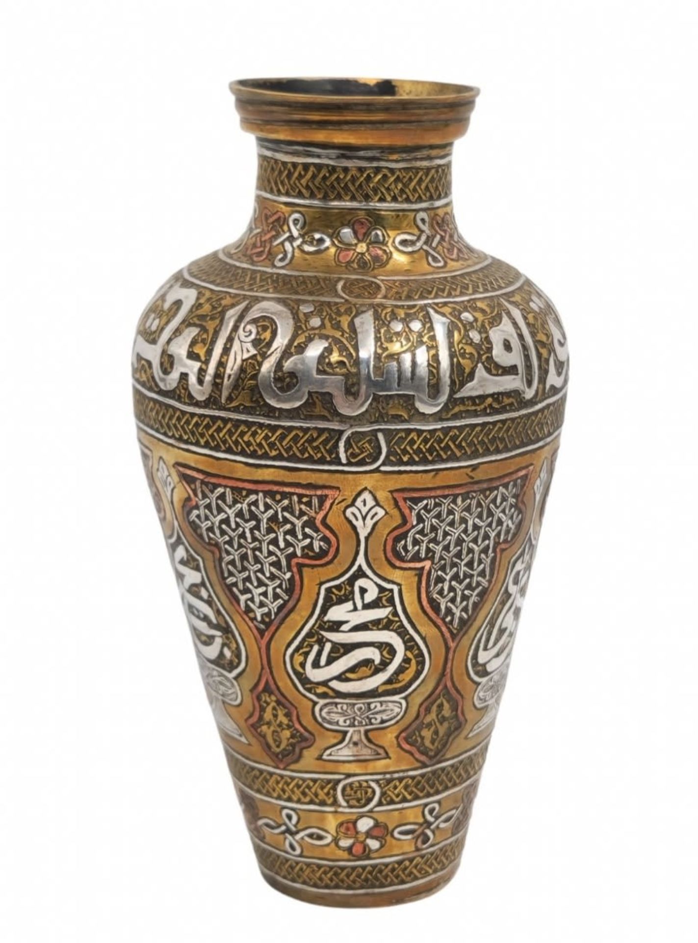 An antique Islamic jug, decorated with a 'Damascus work' inlay, silver and copper inlay in a - Bild 2 aus 3