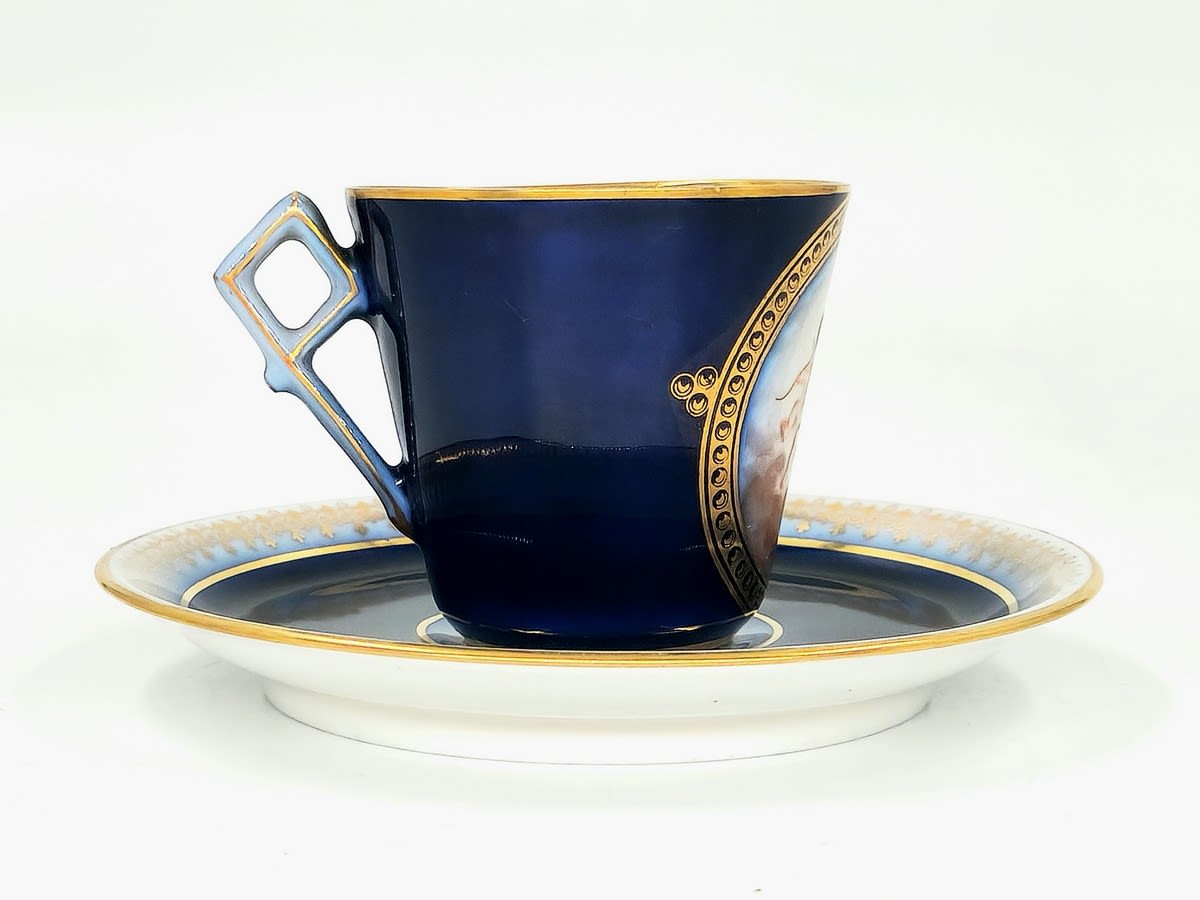 A beautiful, high-quality, antique French porcelain cup of the 'Demitasse Cup' type, from the 19th - Image 2 of 7