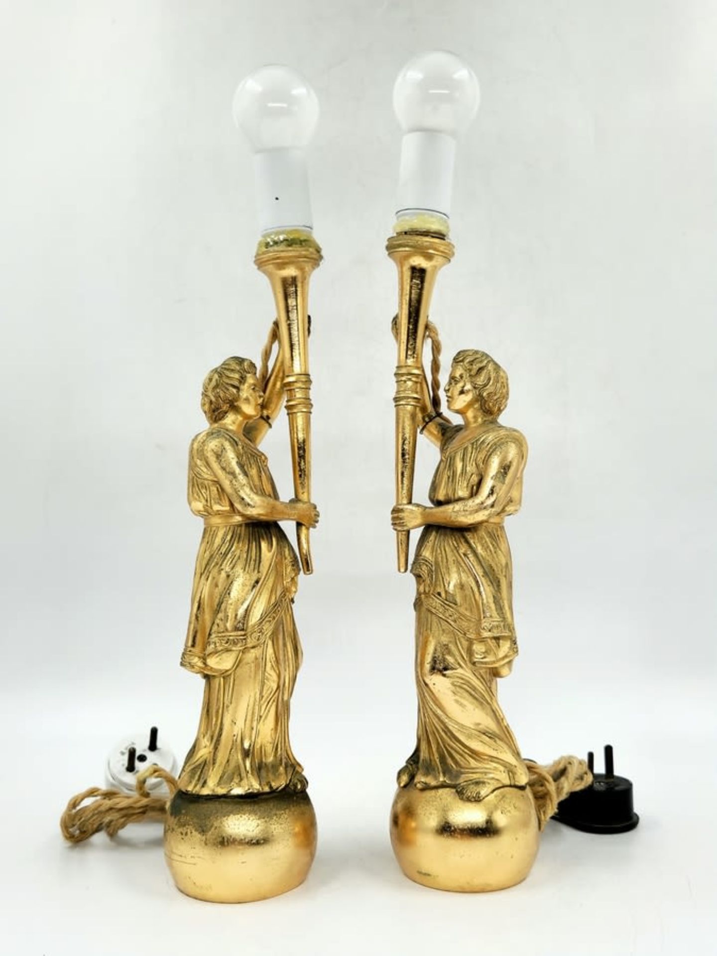 A pair of table lamps made of spelter, old wiring (recommended to be replaced), Condition - Image 3 of 7