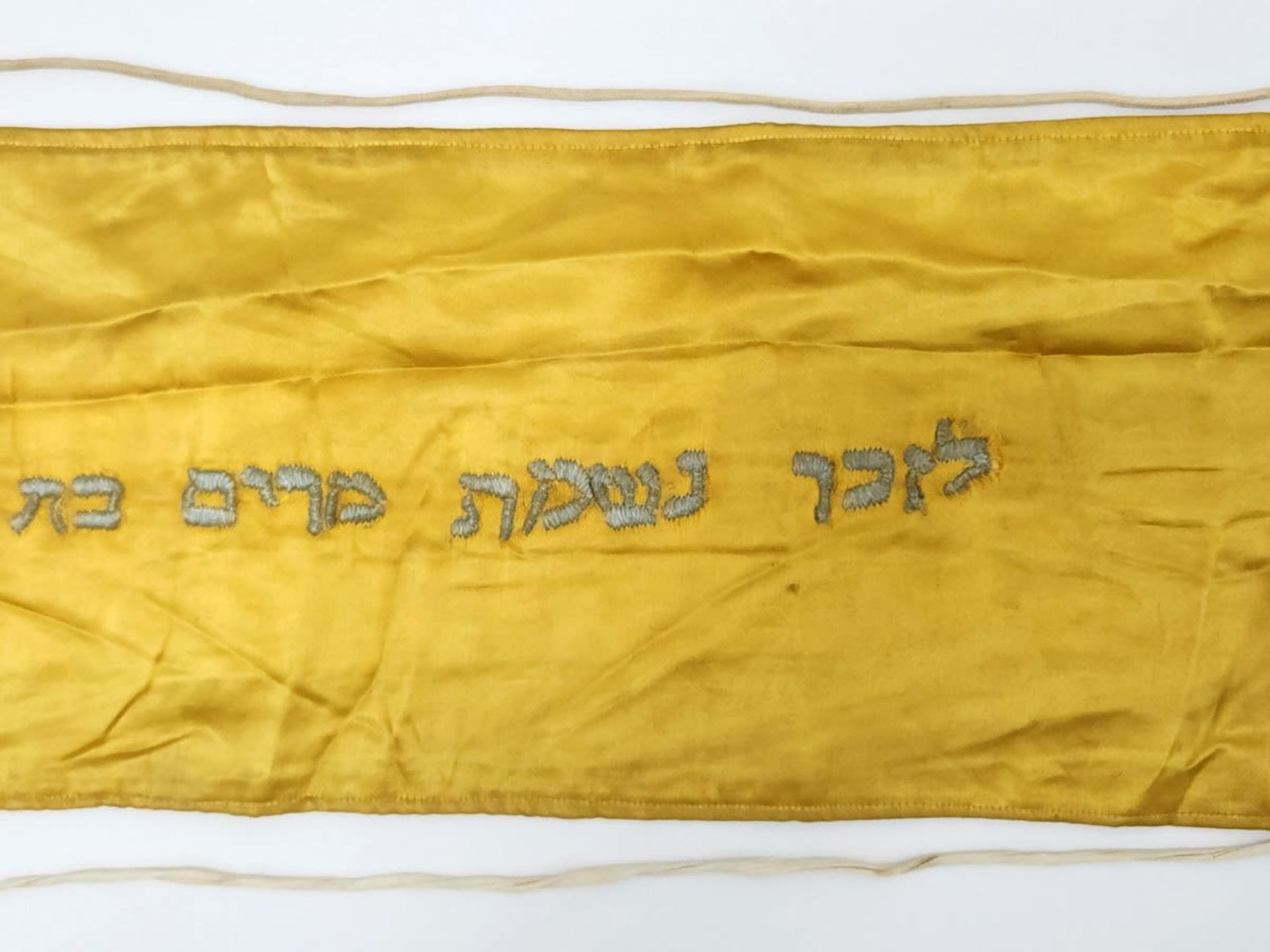 An antique Sefer Torah binder (Wimpel), high-quality and luxurious, made of mustard-style satin - Bild 3 aus 5