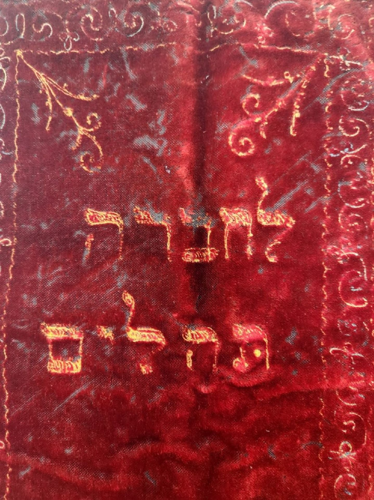A Torah scroll coat, embroidered with cotton threads on red velvet, dating from 1929, the subject of - Bild 3 aus 4