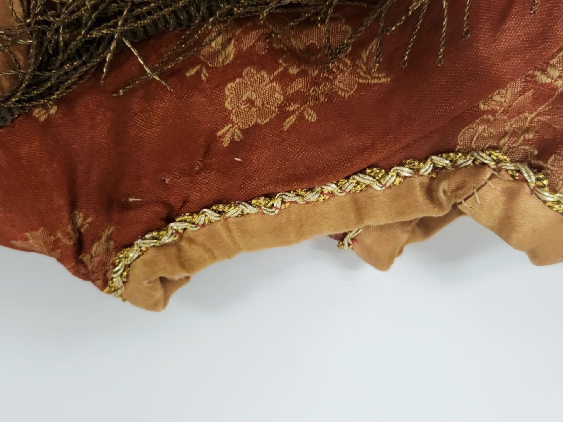 A coat for a Torah scroll, embroidered with gold and cotton threads, on cloth and pink satin, has - Image 7 of 7