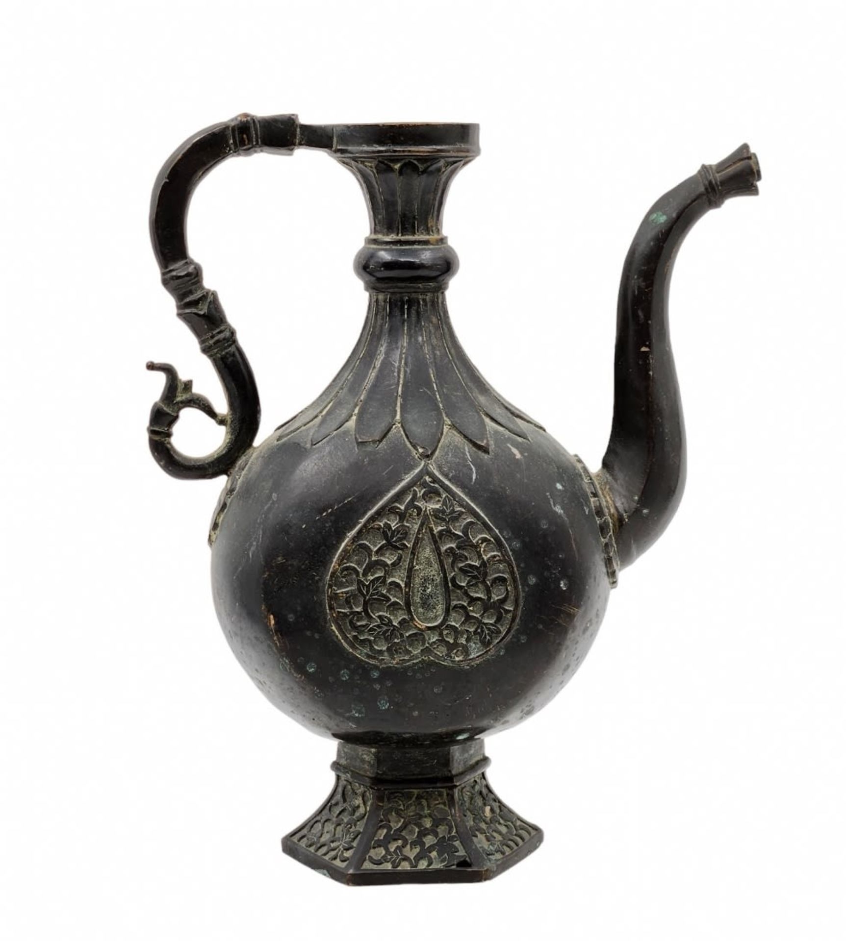 Chinese jug made of blackened brass, made in the style of ancient Indian jugs produced in the 17th - Bild 2 aus 5
