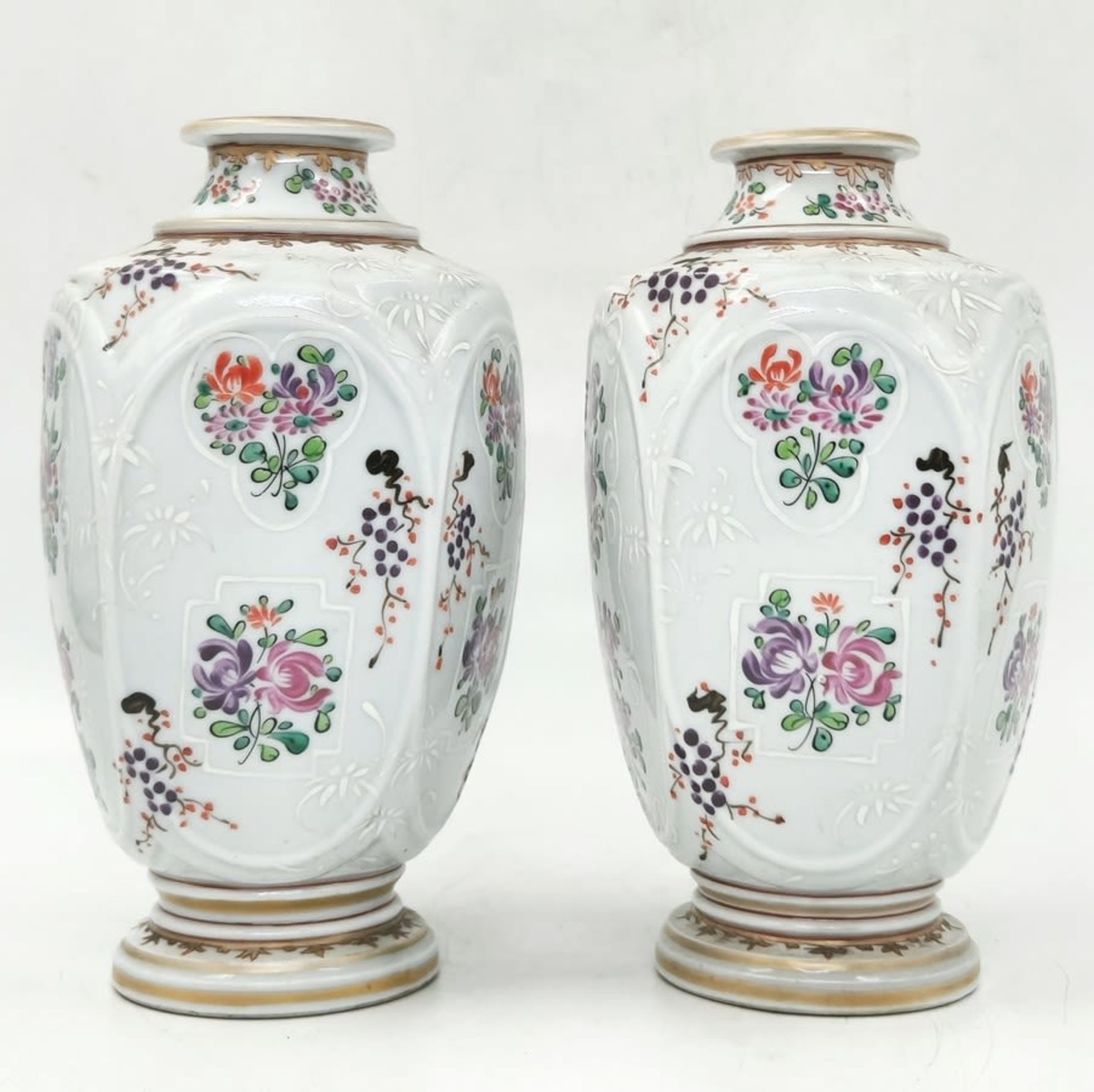 A pair of antique French porcelain jugs made by 'Edme Samson', decorated with enameled and signed - Bild 2 aus 4