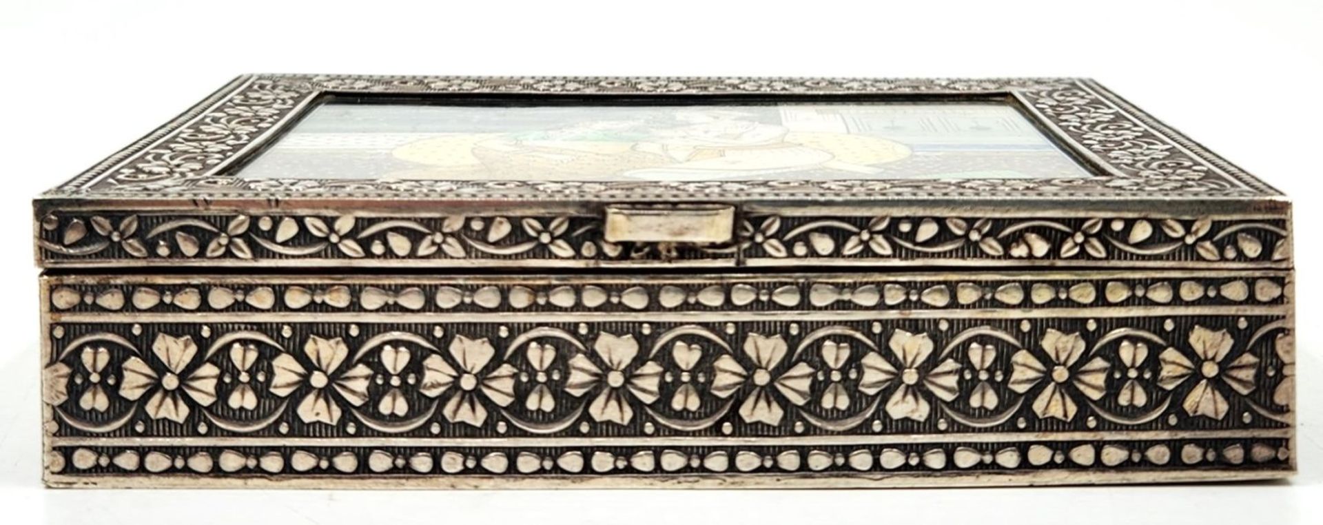 An Indian silver box decorated with a high-quality miniature painting, not signed, the purity of the - Bild 2 aus 4
