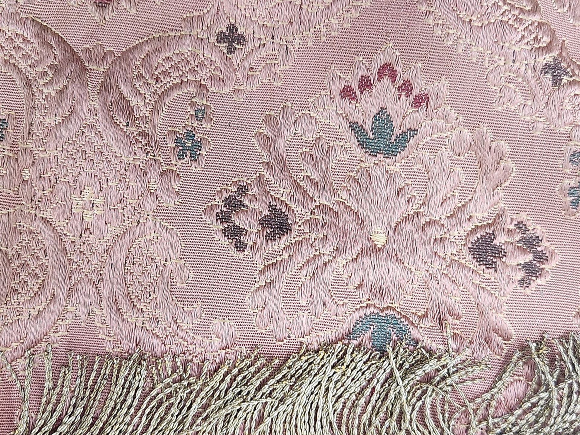A coat for a Torah scroll, embroidered with gold and cotton threads, on cloth and pink satin, has - Bild 6 aus 7